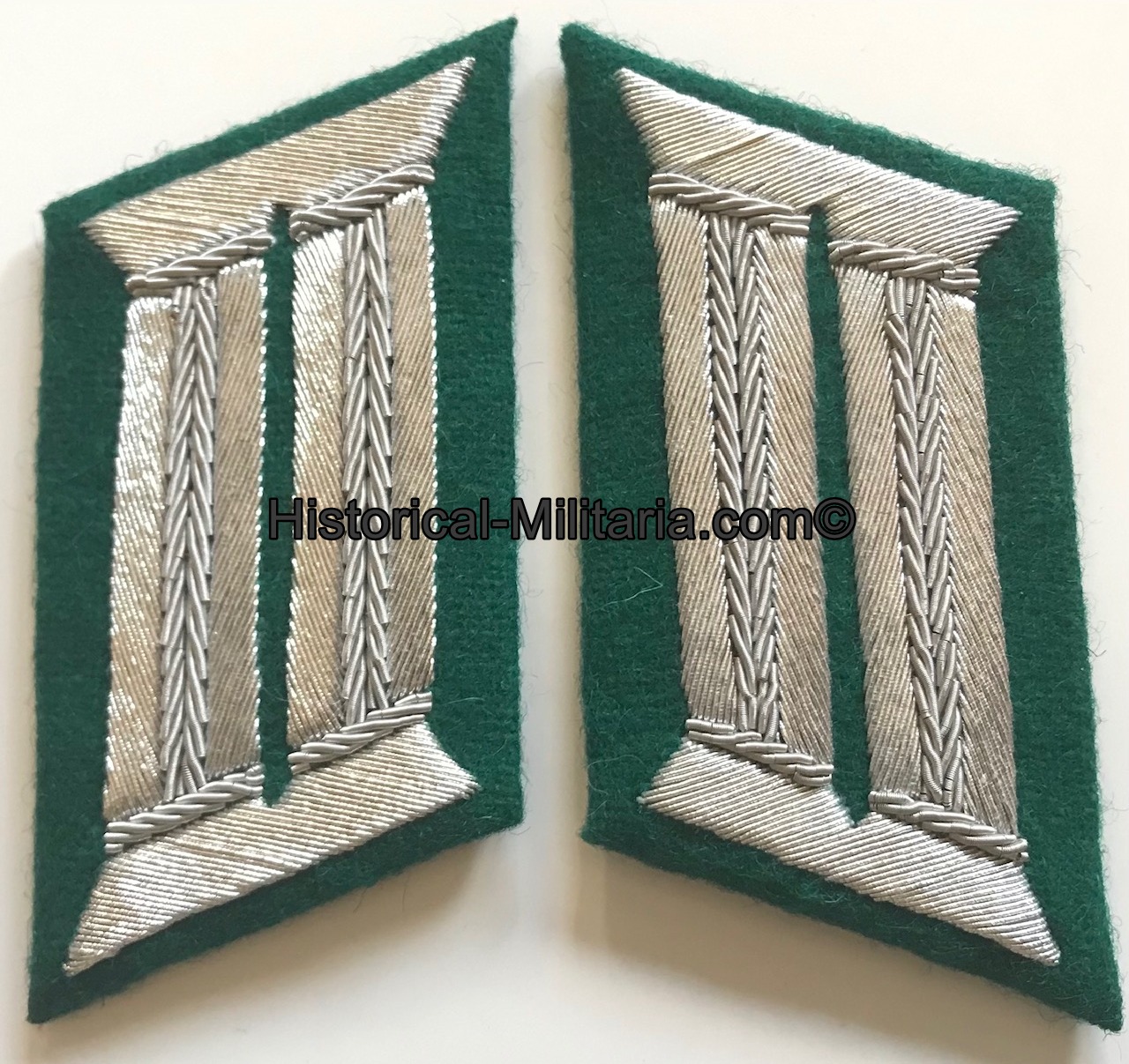 Waffenrock Heer Gerbirgstruppen Jägertruppe Offizier - Dress Tunic Mountain Troops Officer collar tabs on green - Mostrine da Ufficiale dei Cacciatori di montagna per l'uniforme da libera uscita Waffenrock Heer Gerbirgstruppen Jägertruppe Offizier - Dress Tunic Mountain Troops Officer collar tabs on green - Mostrine da Ufficiale dei Cacciatori di montagna per l'uniforme da libera uscita
