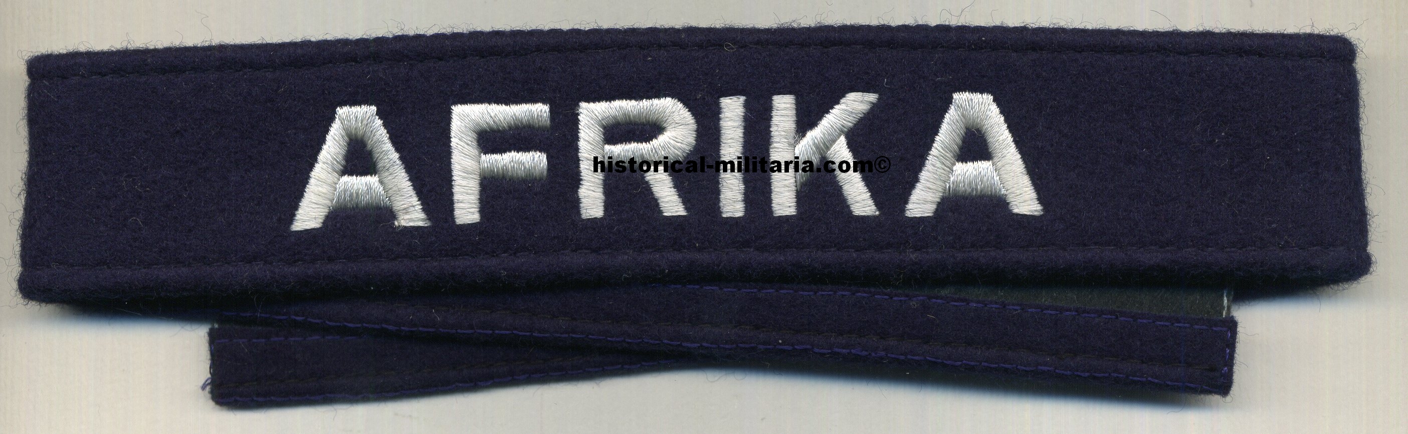 Luftwaffe AFRIKA cuff title machine-embroidered on dark blue - Luftwaffe Ärmelband Afrika dunkelblau - Fascia da braccio Luftwaffe AFRIKA panno blu scuro Luftwaffe AFRIKA cuff title machine-embroidered on dark blue - Luftwaffe Ärmelband Afrika dunkelblau - Fascia da braccio Luftwaffe AFRIKA panno blu scuro