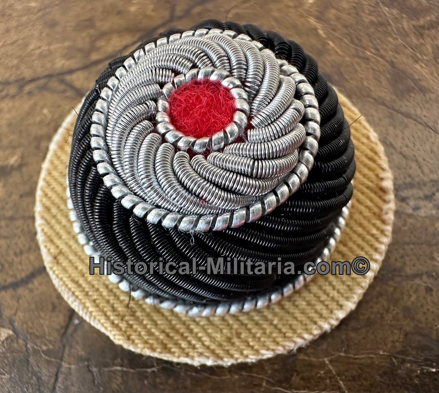 DAK Officer cockade hand-embroidered on Africa sand colour fabric - Mützenkokarde Offizer Deutscher Afrikakorps sandfarben - Coccarda nazionale da Ufficiale DAK su panno sabbia DAK Officer cockade hand-embroidered on Africa sand colour fabric - Mützenkokarde Offizer Deutscher Afrikakorps sandfarben - Coccarda nazionale da Ufficiale DAK su panno sabbia
