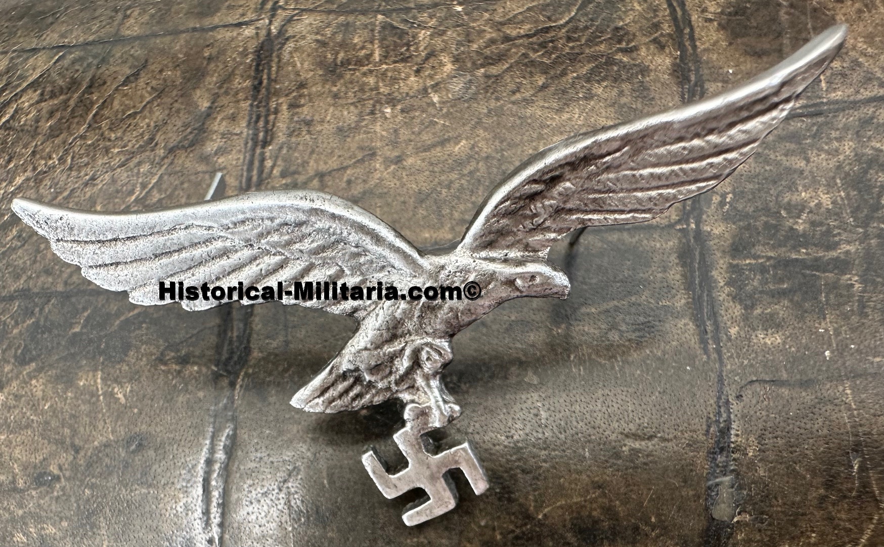 Luftwaffe Officer metal visor cap eagle slightly darkened - Luftwaffe Adler für Schirmmütze Offizier Metall leicht gedunkelt - Luftwaffe aquila da berretto di metallo leggermente scurata Luftwaffe Officer metal visor cap eagle slightly darkened - Luftwaffe Adler für Schirmmütze Offizier Metall leicht gedunkelt - Luftwaffe aquila da berretto di metallo leggermente scurata