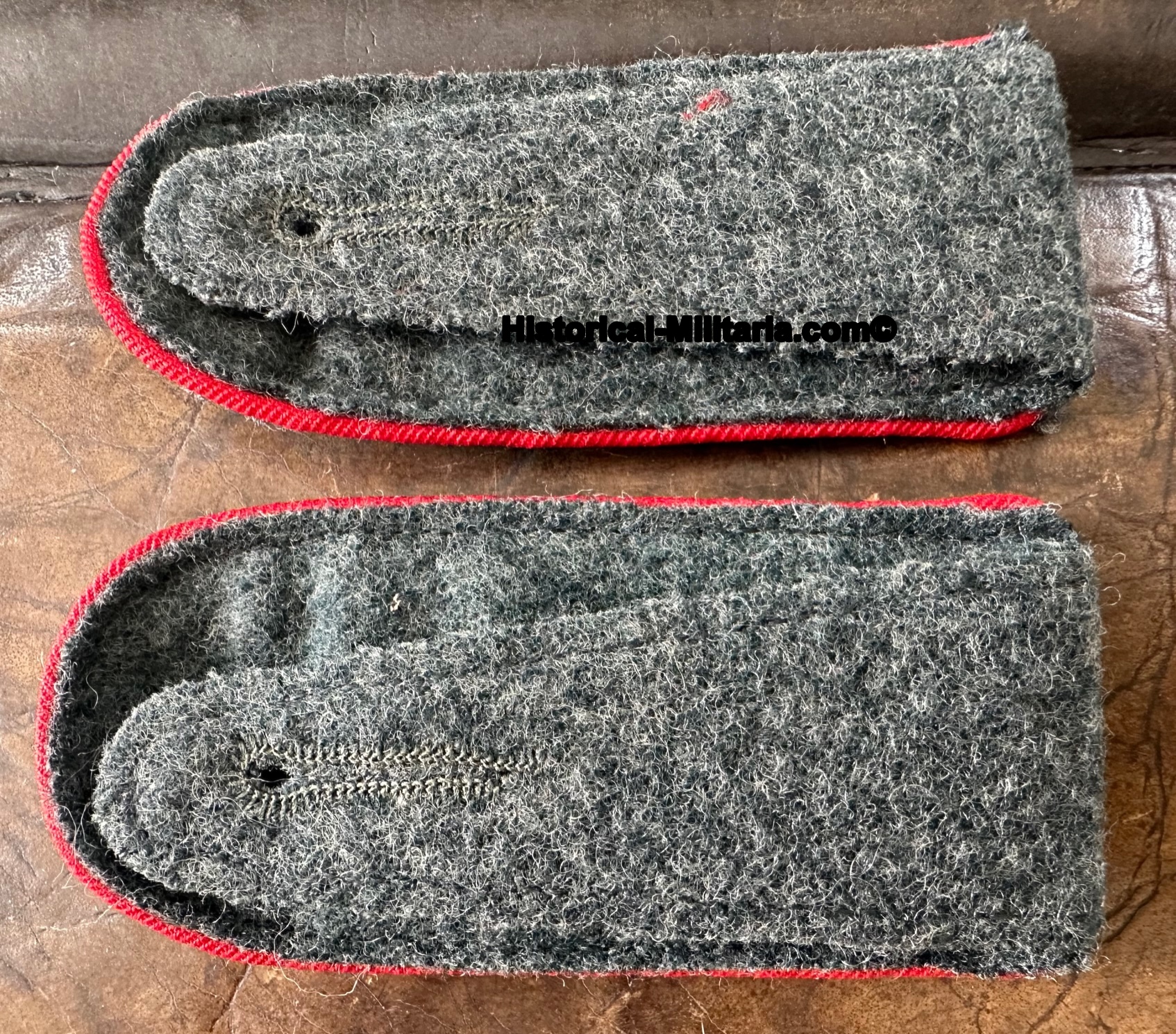 German Army Artillery EM/NCO shoulder straps on fieldgrey - WH Mannschafts Schulterklappen Artillerie auf feldgrau - Spalline da truppe dell'esercito tedesco artiglieria German Army Artillery EM/NCO shoulder straps on fieldgrey - WH Mannschafts Schulterklappen Artillerie auf feldgrau - Spalline da truppe dell'esercito tedesco artiglieria