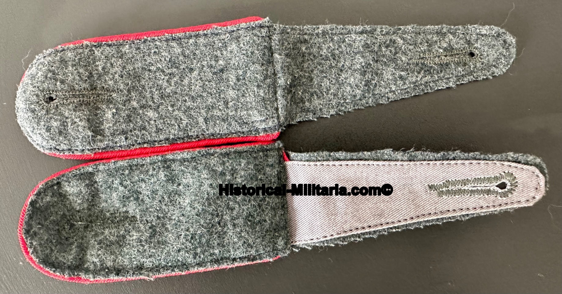 German Army Artillery EM/NCO shoulder straps on fieldgrey - WH Mannschafts Schulterklappen Artillerie auf feldgrau - Spalline da truppe dell'esercito tedesco artiglieria German Army Artillery EM/NCO shoulder straps on fieldgrey - WH Mannschafts Schulterklappen Artillerie auf feldgrau - Spalline da truppe dell'esercito tedesco artiglieria