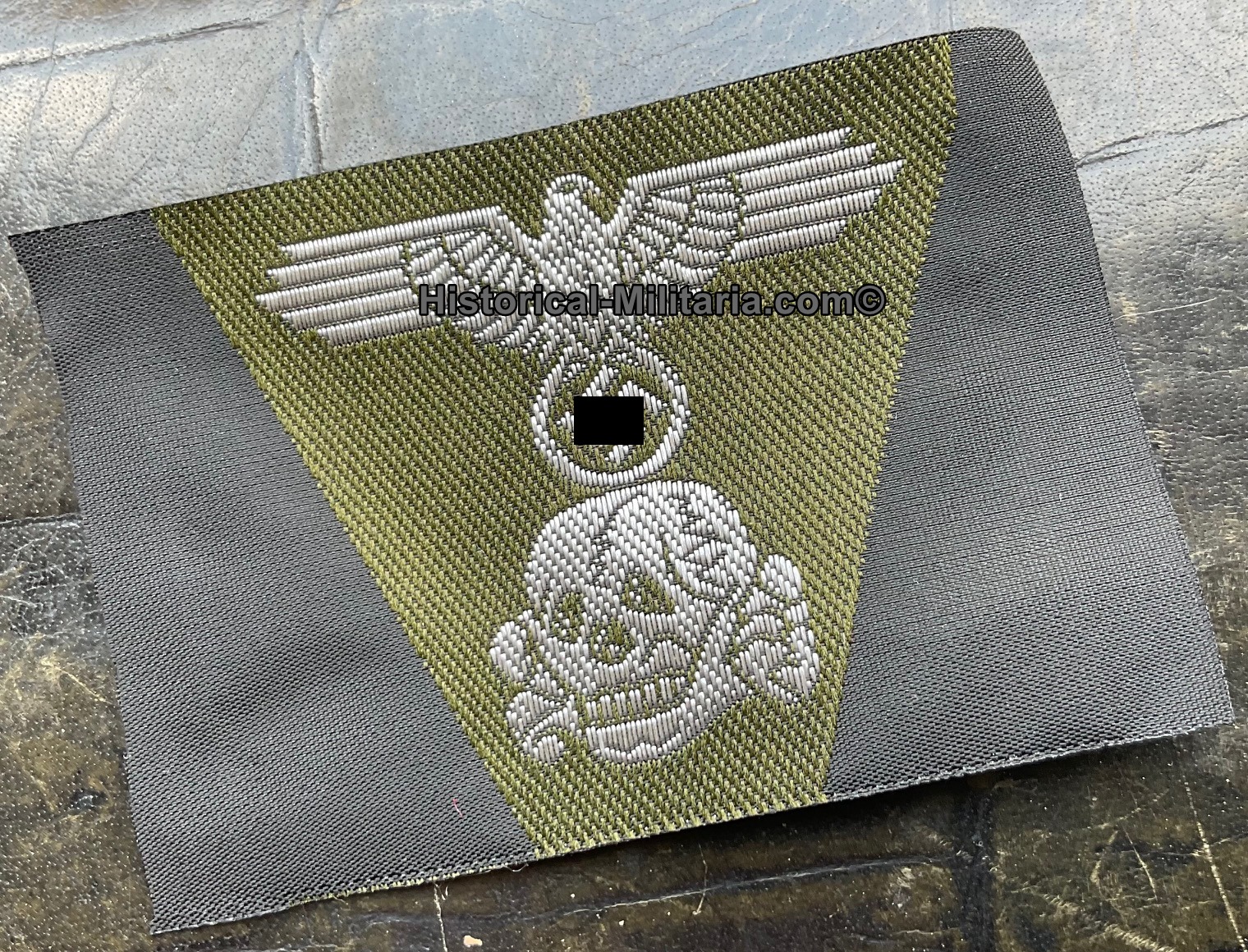 Waffen-SS Officer cap insignia M 43 trapezoid woven on green - Waffen-SS Mützentrapez Offizier gewebt auf grün - Trapezio da Ufficiale delle Waffen-SS M43 su panno verde tipo bevo Waffen-SS Officer cap insignia M 43 trapezoid woven on green - Waffen-SS Mützentrapez Offizier gewebt auf grün - Trapezio da Ufficiale delle Waffen-SS M43 su panno verde tipo bevo
