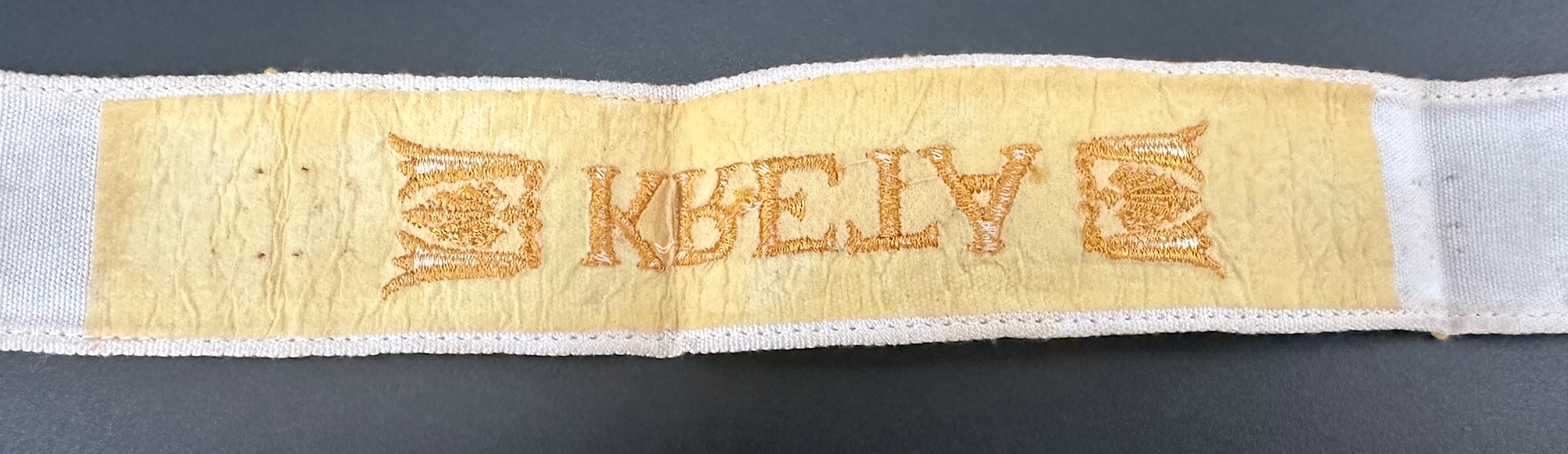 KRETA cuff title machine-embroidered with seven acanthus leaves Old Stock - Kreta Ärmelband maschinengestickt alter Lagerbestand - Fascia da braccio KRETA vecchio stock KRETA cuff title machine-embroidered with seven acanthus leaves Old Stock - Kreta Ärmelband maschinengestickt alter Lagerbestand - Fascia da braccio KRETA vecchio stock