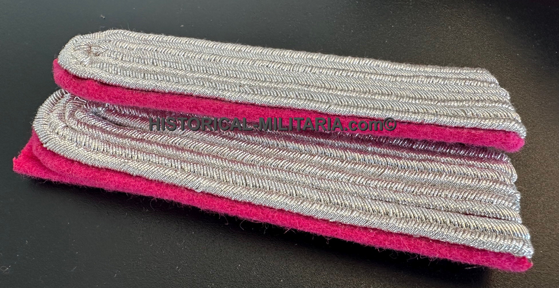 OKH/ OKW Schulterklappen Leutnant im Generalstab des Heeres - OKH/OKW 2nd Lieutenant shiny shoulder boards on carmine High Command of the Armed Forces - Spalline da Sottotenente Alto Comando delle forze armate OKH/ OKW Schulterklappen Leutnant im Generalstab des Heeres - OKH/OKW 2nd Lieutenant shiny shoulder boards on carmine High Command of the Armed Forces - Spalline da Sottotenente Alto Comando delle forze armate