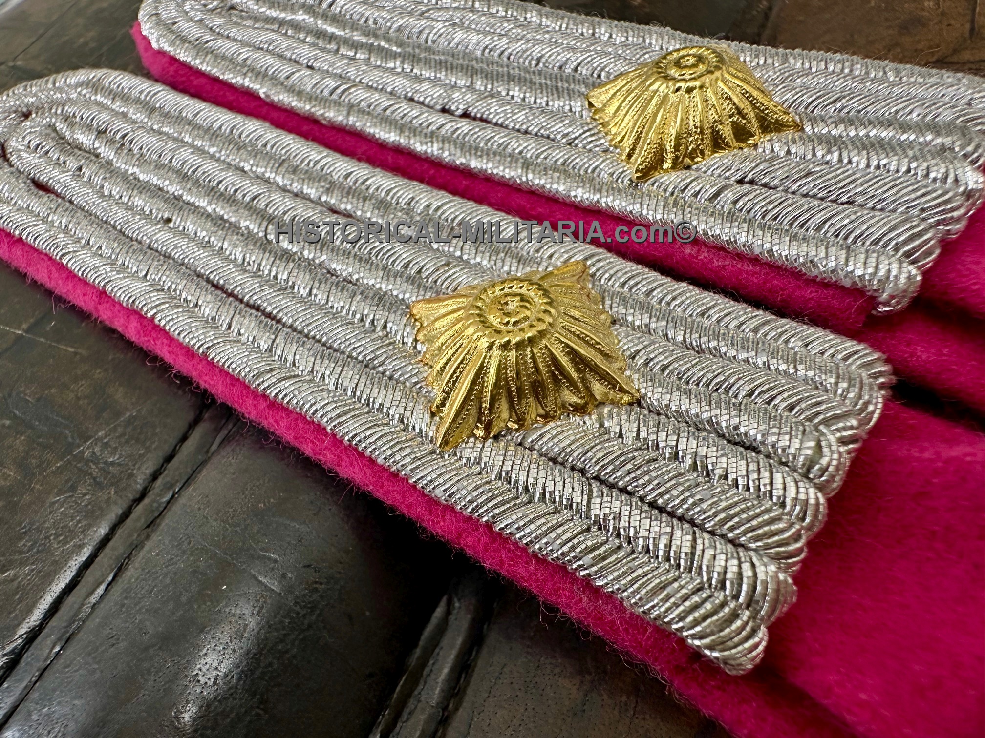 OKH/ OKW Schulterklappen Oberleutnant im Generalstab des Heeres - OKH/OKW 1st Lieutenant shiny sew-in shoulder boards on carmine High Command of the Armed Forces - Spalline da Tenente Alto Comando delle forze armate OKH/ OKW Schulterklappen Oberleutnant im Generalstab des Heeres - OKH/OKW 1st Lieutenant shiny sew-in shoulder boards on carmine High Command of the Armed Forces - Spalline da Tenente Alto Comando delle forze armate