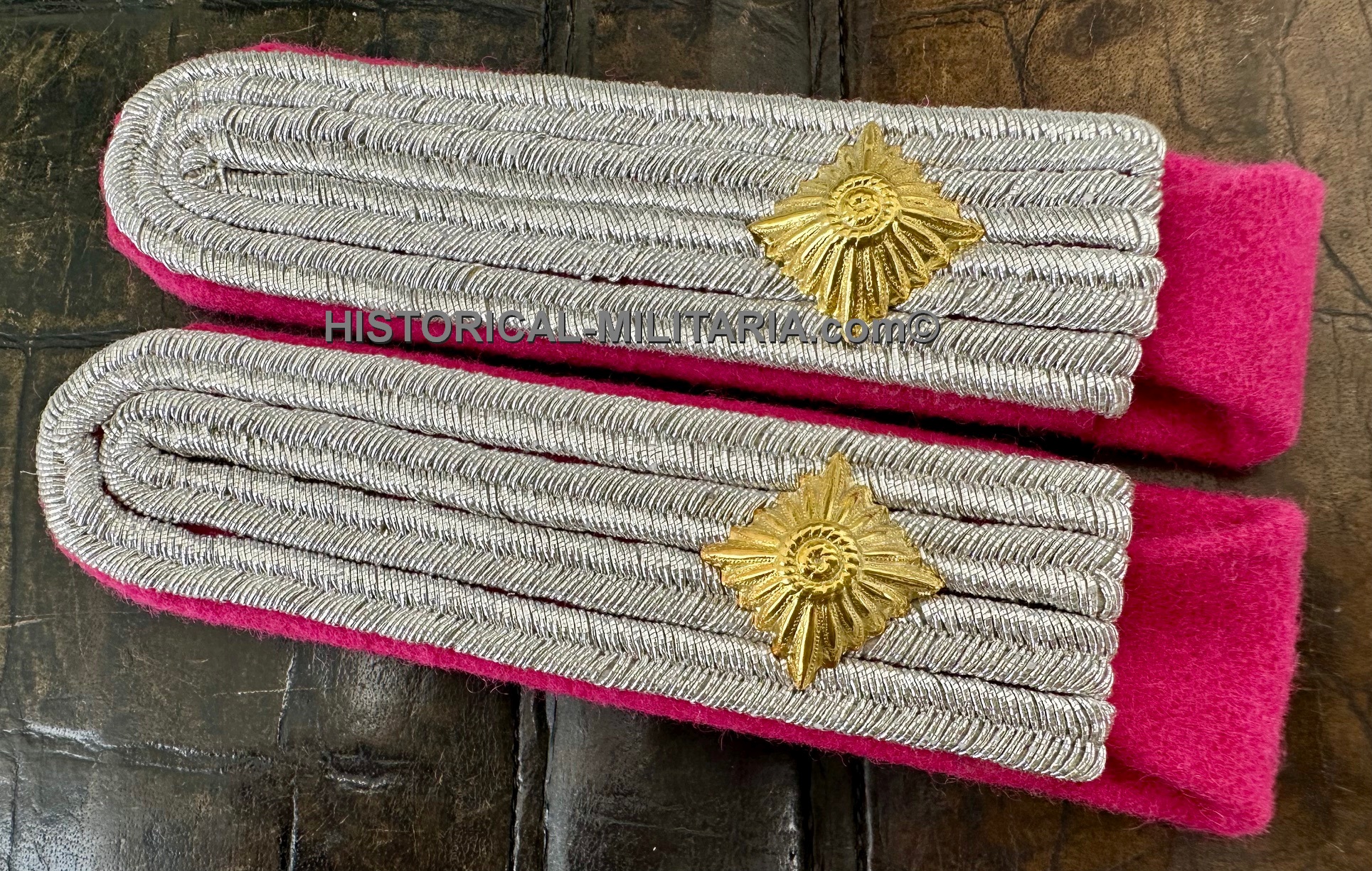 OKH/ OKW Schulterklappen Oberleutnant im Generalstab des Heeres - OKH/OKW 1st Lieutenant shiny sew-in shoulder boards on carmine High Command of the Armed Forces - Spalline da Tenente Alto Comando delle forze armate OKH/ OKW Schulterklappen Oberleutnant im Generalstab des Heeres - OKH/OKW 1st Lieutenant shiny sew-in shoulder boards on carmine High Command of the Armed Forces - Spalline da Tenente Alto Comando delle forze armate