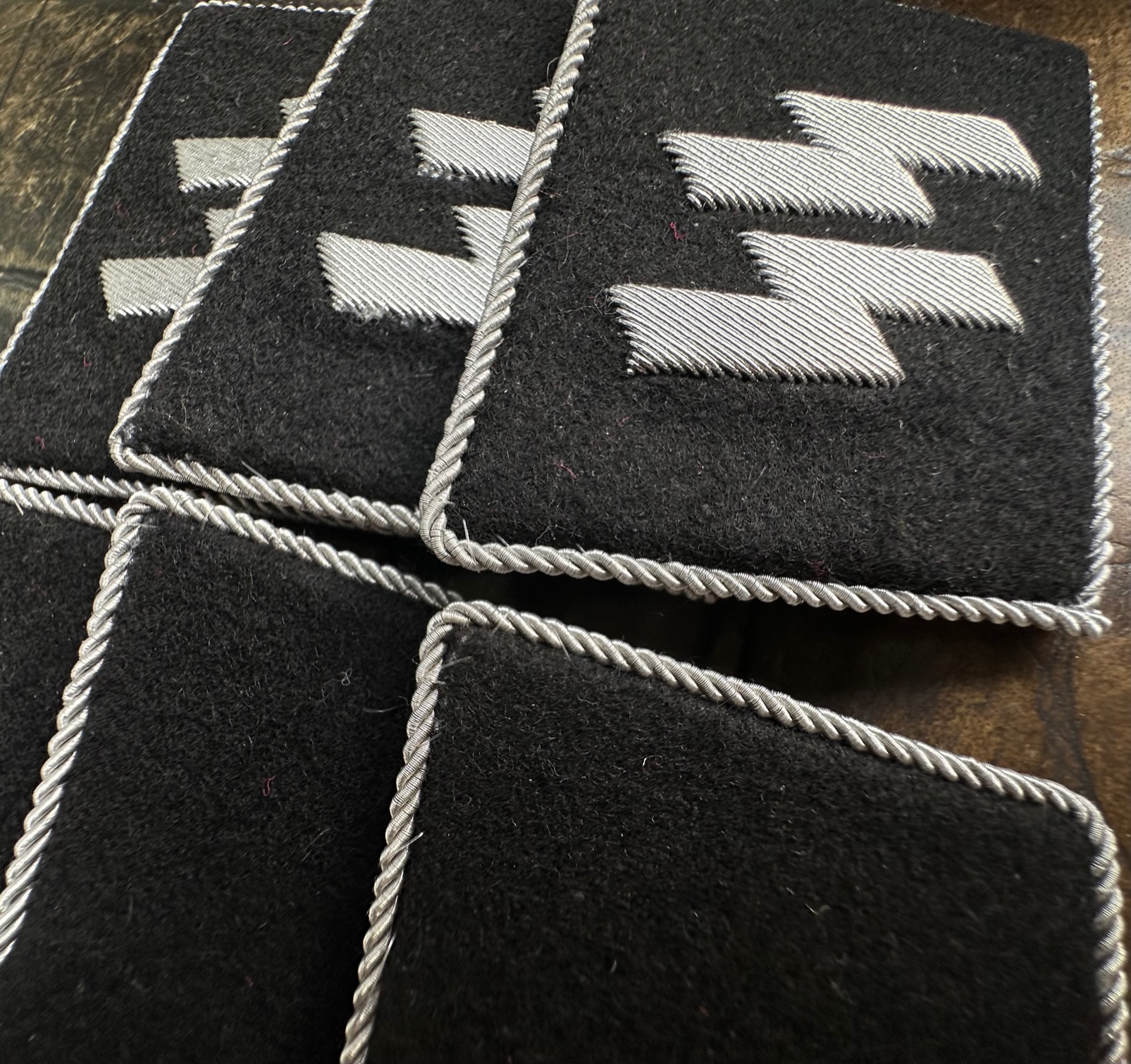 Kragenspiegel Waffen-SS für Film Komparsen Statisten 5 Paar - Waffen-SS collar tabs for stage extras 5 pairs - n5 paio Mostrine delle Waffen-SS per comparse cinematografiche Kragenspiegel Waffen-SS für Film Komparsen Statisten 5 Paar - Waffen-SS collar tabs for stage extras 5 pairs - n5 paio Mostrine delle Waffen-SS per comparse cinematografiche