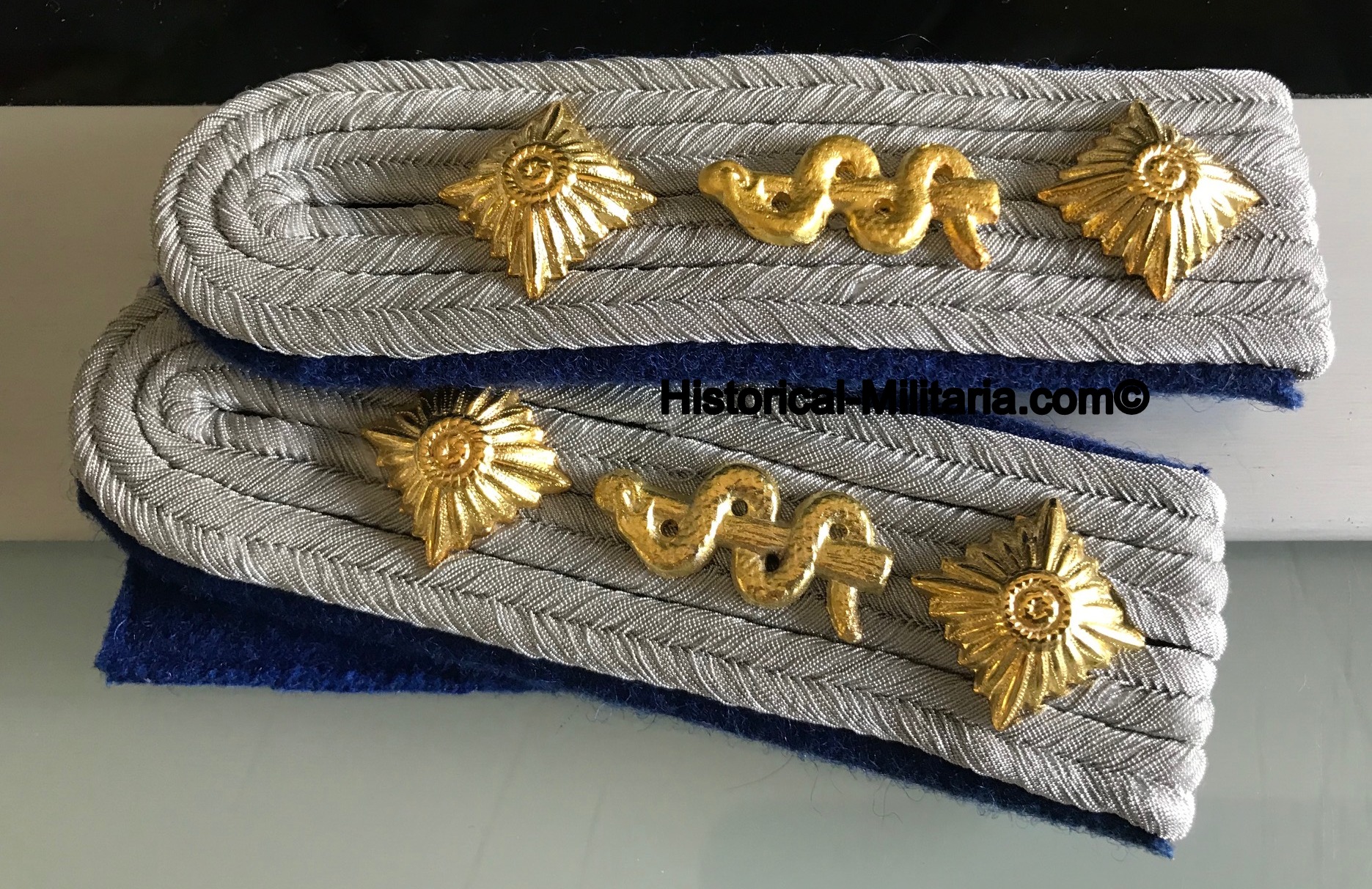 Luftwaffe MEDICAL Corps Hauptmann Stabsarzt SET mit Äskulapstab - Luftwaffe Set Captain with aesculapius cyphers - Set da Capitano della Luftwaffe Sanità con degli esculapi Luftwaffe MEDICAL Corps Hauptmann Stabsarzt SET mit Äskulapstab - Luftwaffe Set Captain with aesculapius cyphers - Set da Capitano della Luftwaffe Sanità con degli esculapi