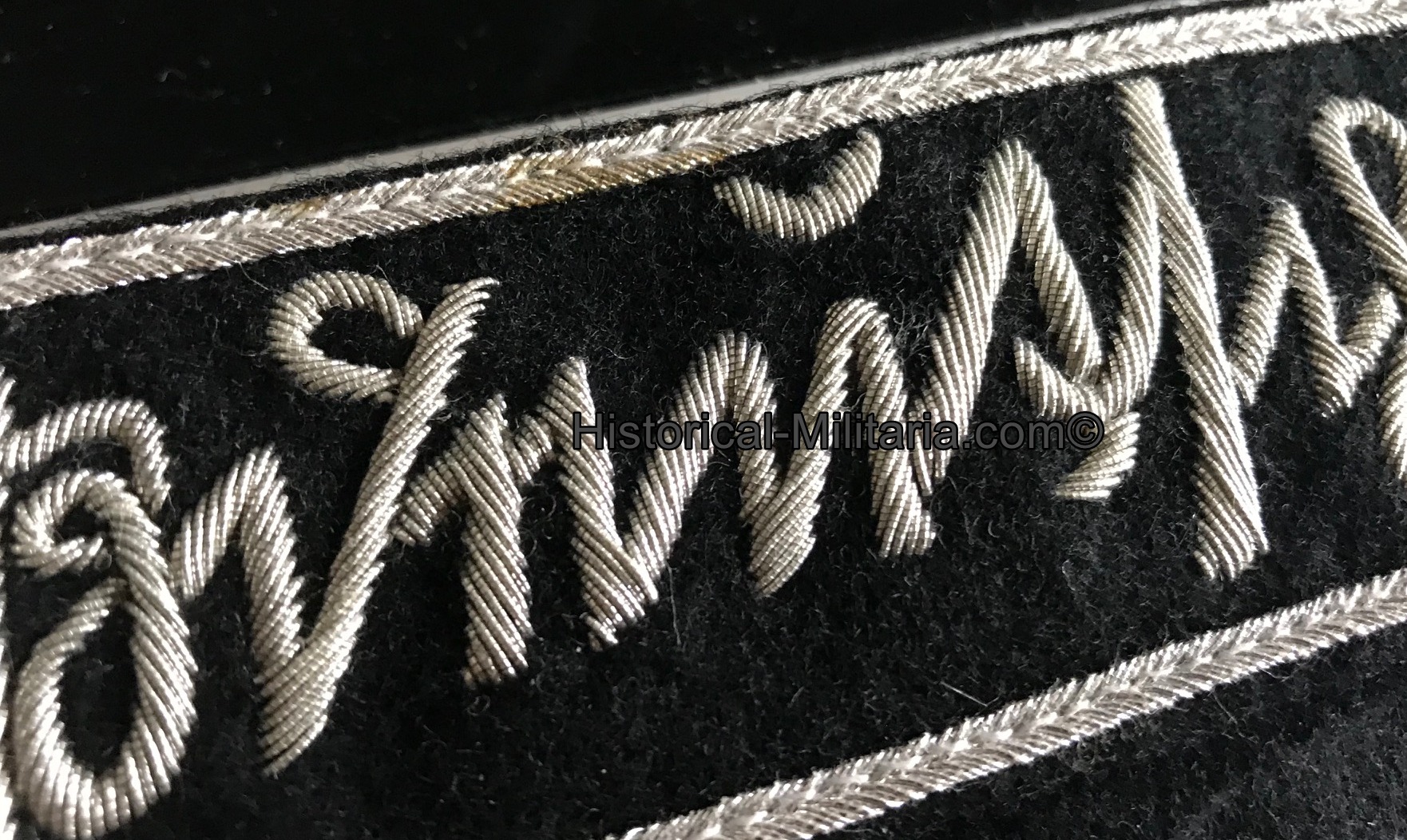 German Army Großdeutschland 3rd pattern Elite Unit Officer oversized Grossdeutschland cuffband in Sütterlin script - Ärmelband Großdeutschland 3. Muster Offizier groß - Großdeutschland fascia da braccio da Ufficiale German Army Großdeutschland 3rd pattern Elite Unit Officer oversized Grossdeutschland cuffband in Sütterlin script - Ärmelband Großdeutschland 3. Muster Offizier groß - Großdeutschland fascia da braccio da Ufficiale