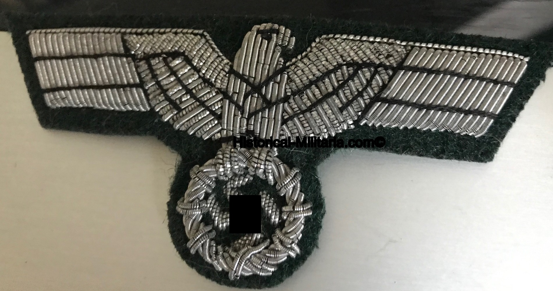 German Wehrmacht Brustadler Offizier auf grün - German Army Officer breast eagle on dark green with hightlights in black thread - Aquila da petto Ufficiale su panno verde scuro esercito tedesco German Wehrmacht Brustadler Offizier auf grün - German Army Officer breast eagle on dark green with hightlights in black thread - Aquila da petto Ufficiale su panno verde scuro esercito tedesco