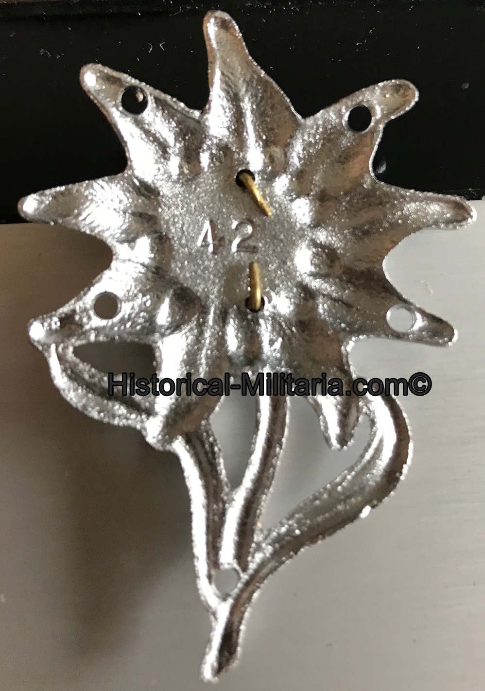 Wehrmacht Mountain Trooper's Cap Edelweiss for German Field Cap with 5 holes with 42 inprint - Mützenedelweiss silber Heer Jägertruppe - Edelweiss in metallo Bergmütze cacciatore di montagna della Heer Wehrmacht Mountain Trooper's Cap Edelweiss for German Field Cap with 5 holes with 42 inprint - Mützenedelweiss silber Heer Jägertruppe - Edelweiss in metallo Bergmütze cacciatore di montagna della Heer