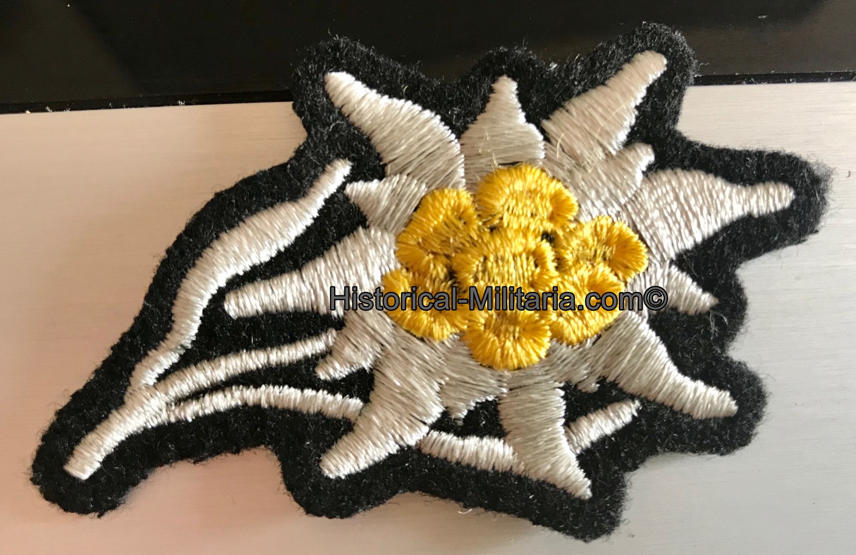 Waffen-SS Mountain Troops EM/ NCO machine-embroidered side cap Edelweiss for fieldcap mountain troops - SS Mützenedelweiss Gebirgsjäger Feldmütze Mannschaften - SS Edelweiss per la Bergmütze dei cacciatori SS Waffen-SS Mountain Troops EM/ NCO machine-embroidered side cap Edelweiss for fieldcap mountain troops - SS Mützenedelweiss Gebirgsjäger Feldmütze Mannschaften - SS Edelweiss per la Bergmütze dei cacciatori SS