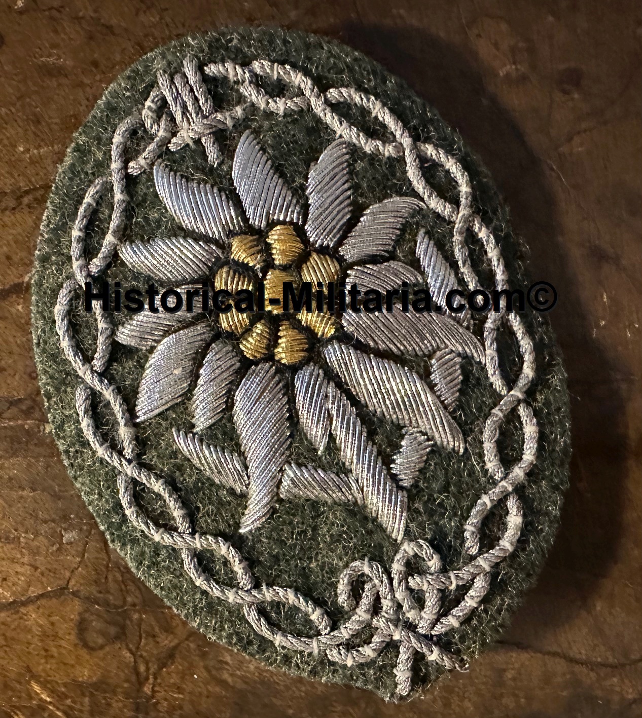Wehrmacht Offizier EDELWEISS Ärmelabzeichen Gebirgstruppen - German Army Mountain Troops Edelweiss arm patch on fieldgrey - Edelweiss da braccio cacciatore di montagna da Ufficiale Heer feldgrau Wehrmacht Offizier EDELWEISS Ärmelabzeichen Gebirgstruppen - German Army Mountain Troops Edelweiss arm patch on fieldgrey - Edelweiss da braccio cacciatore di montagna da Ufficiale Heer feldgrau