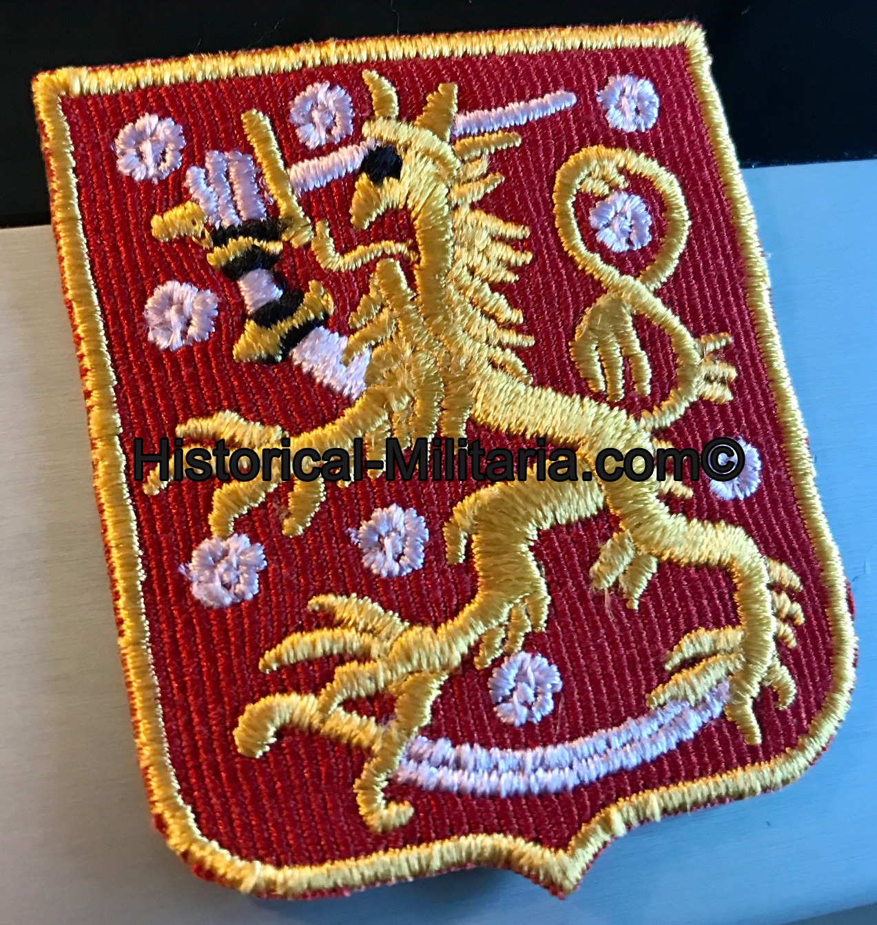 Waffen-SS Finnish Volunteer's EM/ NCO red sleeve shield WIKING Ärmelschild der finnischen Freiwilligen Mannschaften rot - Scudetto da truppa delle Legioni Volontari SS filandesi su panno rosso Waffen-SS Finnish Volunteer's EM/ NCO red sleeve shield WIKING Ärmelschild der finnischen Freiwilligen Mannschaften rot - Scudetto da truppa delle Legioni Volontari SS filandesi su panno rosso