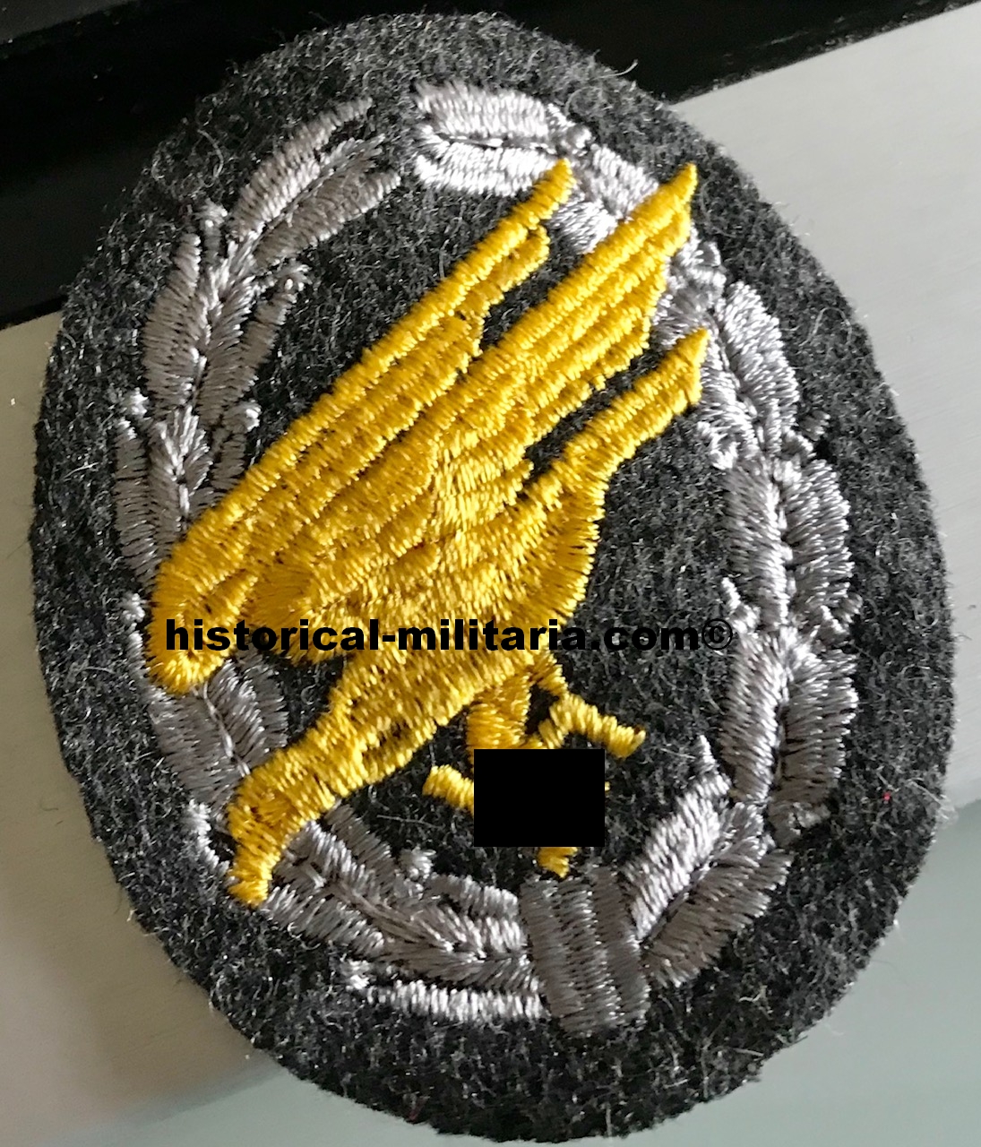 Luftwaffe Fallschirmjägerschützenabzeichen Stoffausführung auf grau - Luftwaffe Paratrooper Qualification badge embroidered on grey - Distintivo di Paracadutista della Luftwaffe su panno grigio Luftwaffe Fallschirmjägerschützenabzeichen Stoffausführung auf grau - Luftwaffe Paratrooper Qualification badge embroidered on grey - Distintivo di Paracadutista della Luftwaffe su panno grigio