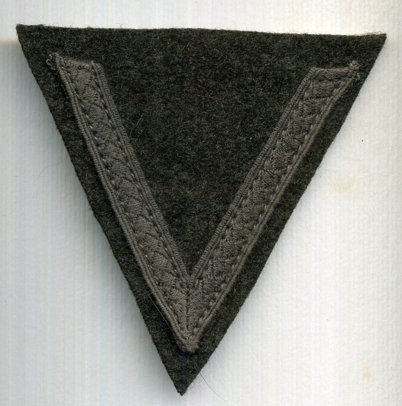 Wehrmacht Winkel Gefreiter chevron on fieldgrey with subdued brown cotton tresse Private First Class - grado da Caporale dell'esercito tedesco su panno feldgrau bassa visibilità - 1 x available Wehrmacht Winkel Gefreiter chevron on fieldgrey with subdued brown cotton tresse Private First Class - grado da Caporale dell'esercito tedesco su panno feldgrau bassa visibilità - 1 x available
