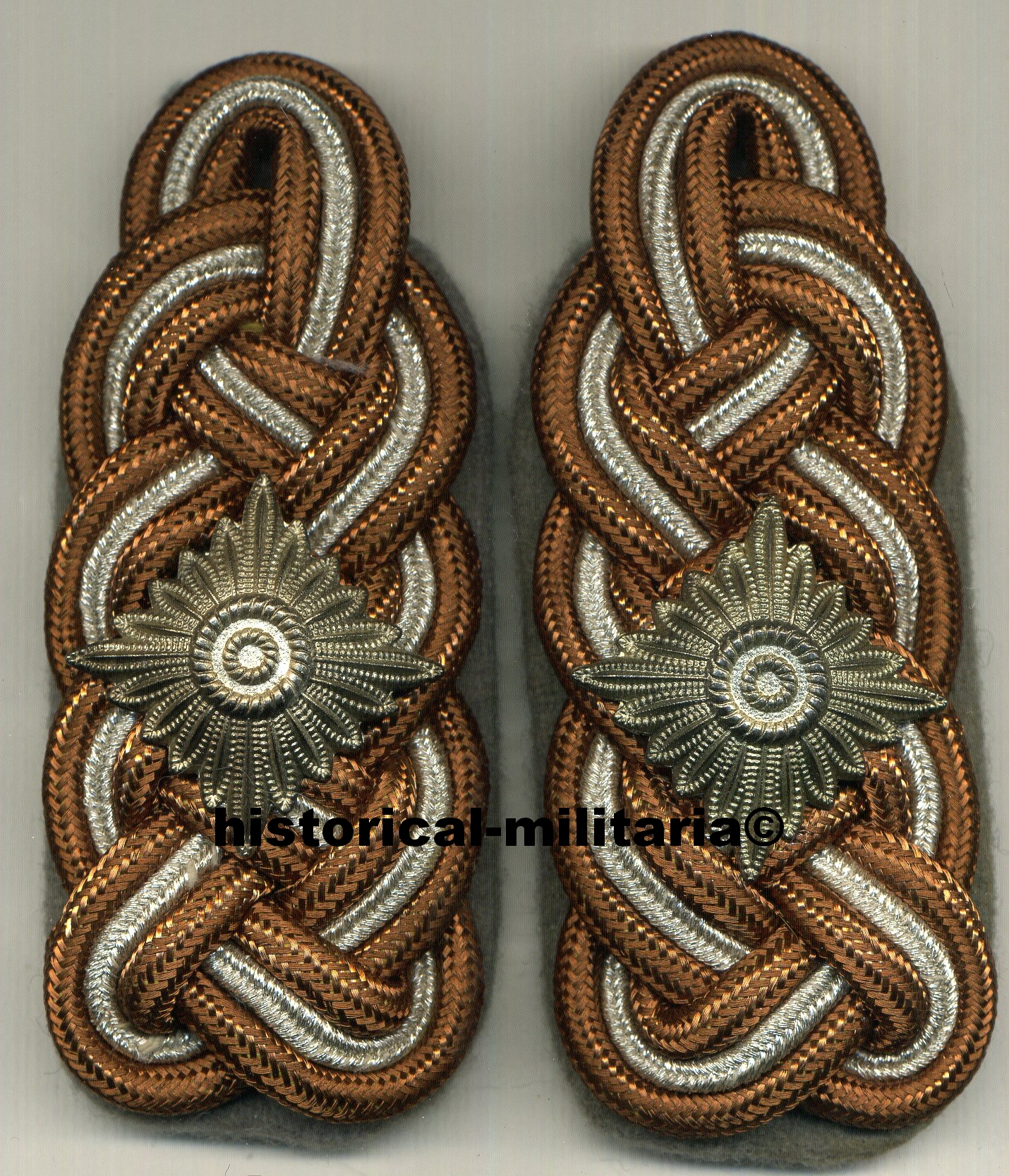 Waffen-SS SS-Gruppenführer slip-on shoulder boards SS-Gruppenführer Schulterklappen with large sized AGED General Officer's pips Major General SS - spalline da Generale di Divisione delle Waffen-SS Waffen-SS SS-Gruppenführer slip-on shoulder boards SS-Gruppenführer Schulterklappen with large sized AGED General Officer's pips Major General SS - spalline da Generale di Divisione delle Waffen-SS