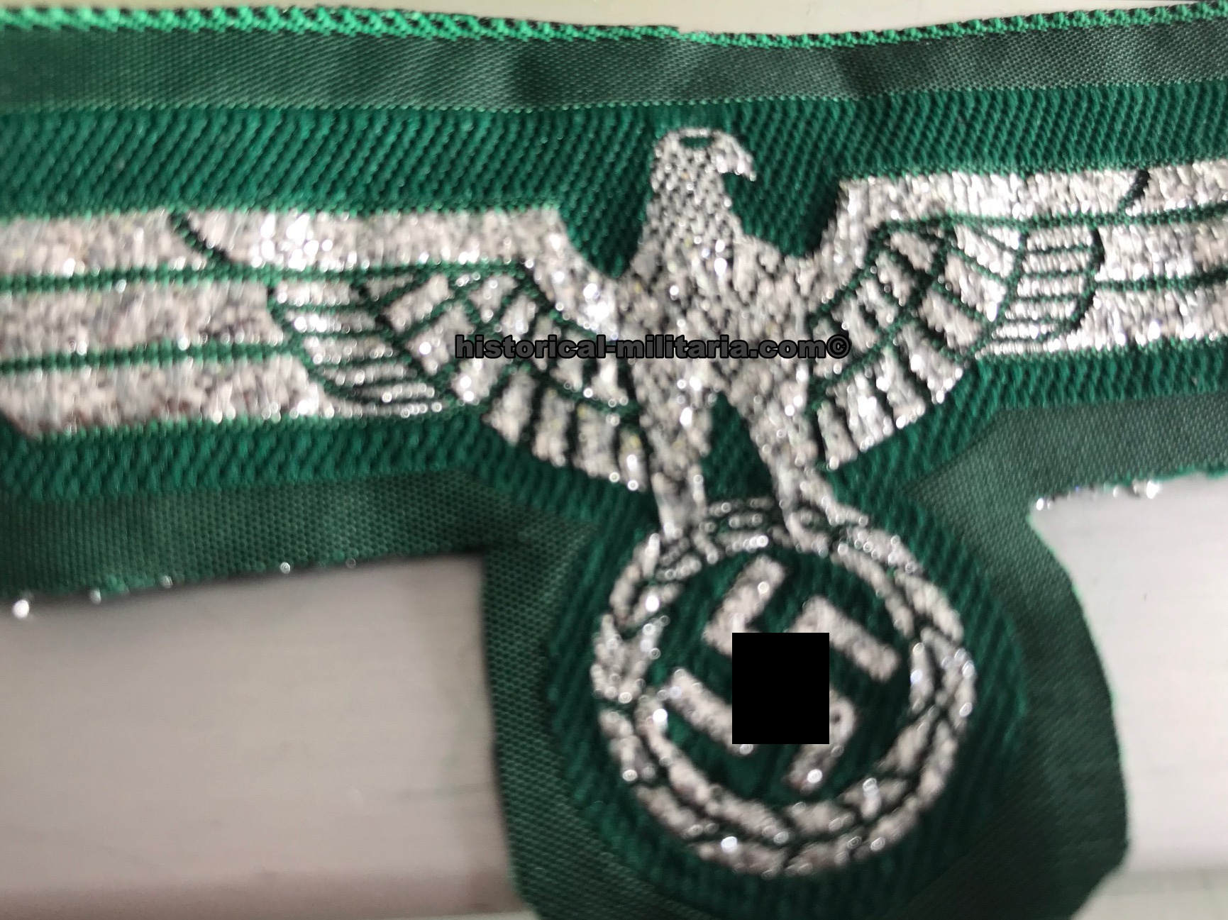 German Wehrmacht Brustadler Unteroffizier/ Offizier Silberfaden - German Army NCO/ Officer silver thread breast eagle bevo woven on dark green - Aquila da petto da Ufficiale o Sottufficale su panno verde scuro German Wehrmacht Brustadler Unteroffizier/ Offizier Silberfaden - German Army NCO/ Officer silver thread breast eagle bevo woven on dark green - Aquila da petto da Ufficiale o Sottufficale su panno verde scuro