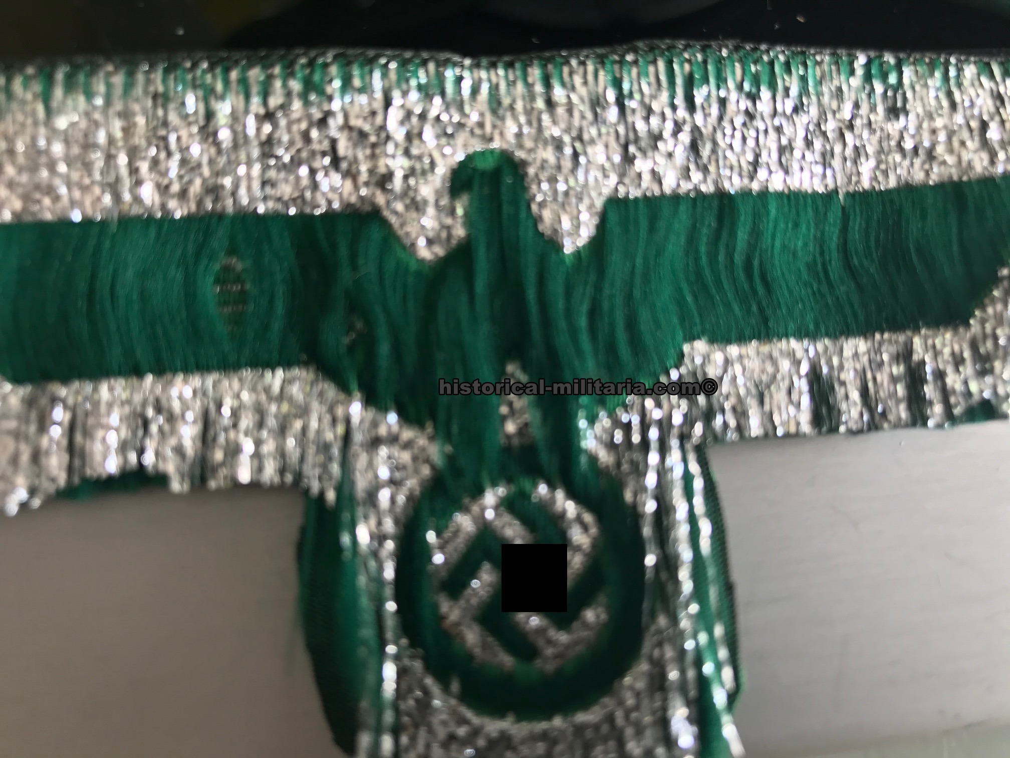 German Wehrmacht Brustadler Unteroffizier/ Offizier Silberfaden - German Army NCO/ Officer silver thread breast eagle bevo woven on dark green - Aquila da petto da Ufficiale o Sottufficale su panno verde scuro German Wehrmacht Brustadler Unteroffizier/ Offizier Silberfaden - German Army NCO/ Officer silver thread breast eagle bevo woven on dark green - Aquila da petto da Ufficiale o Sottufficale su panno verde scuro