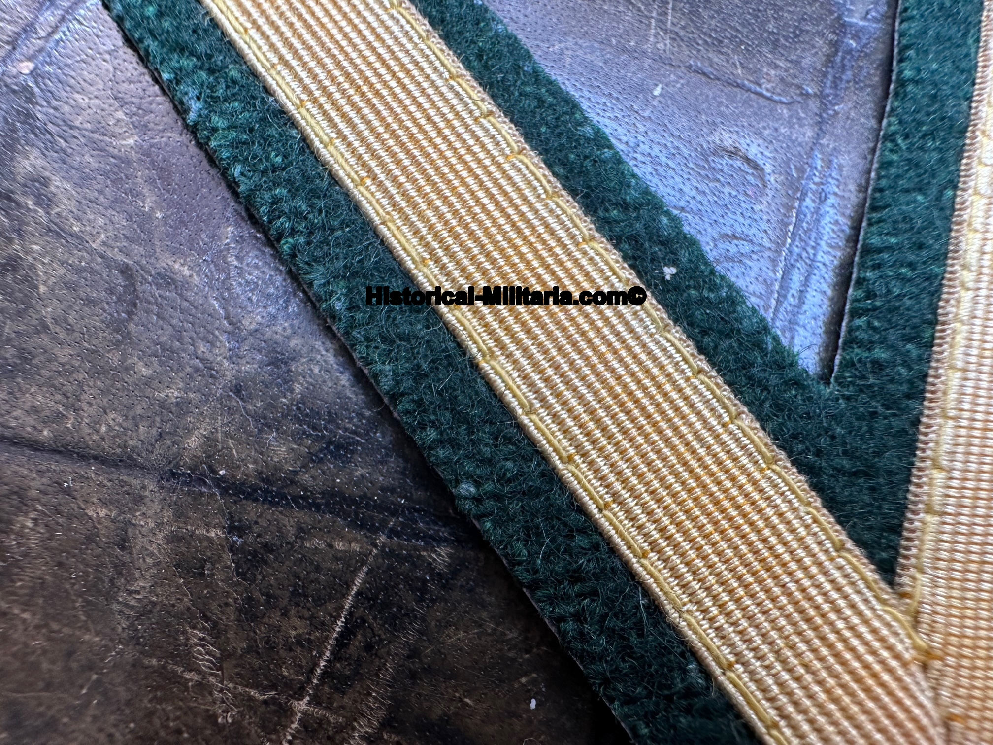 Kriegsmarine Küstenartillerie Winkel Matrosengefreiter Samt - Kriegsmarine Coastal Artillerey chevron Matrosengefreiter green velvet Private First Class - Artiglieria costiera grado da allievo sottufficiale della Kriegsmarine Kriegsmarine Küstenartillerie Winkel Matrosengefreiter Samt - Kriegsmarine Coastal Artillerey chevron Matrosengefreiter green velvet Private First Class - Artiglieria costiera grado da allievo sottufficiale della Kriegsmarine