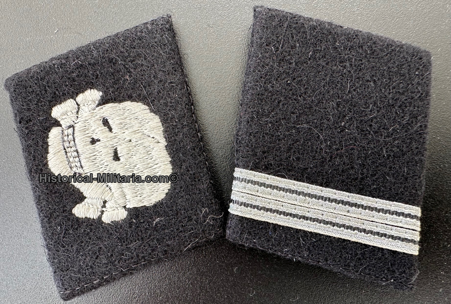 SS-Division Totenkopf - 3. SS-Panzer-Division " Totenkopf " SS-Rottenführer Kragenspiegel - SS-Totenkopf Corporal left faced horizontal collar tabs - Mostrine da Caporal Maggiore della Divisione SS-Totenkopf tedesca SS-Division Totenkopf - 3. SS-Panzer-Division " Totenkopf " SS-Rottenführer Kragenspiegel - SS-Totenkopf Corporal left faced horizontal collar tabs - Mostrine da Caporal Maggiore della Divisione SS-Totenkopf tedesca