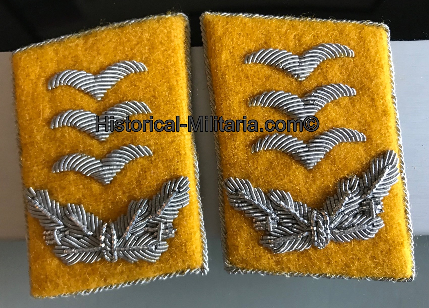 Luftwaffe Kragenspiegel Hauptmann Flieger auf goldgelb - Luftwaffe Flight Captain collar tabs on golden yellow - Mostrine da Capitano della Luftwaffe su panno giallo-oro Paracadutista Luftwaffe Kragenspiegel Hauptmann Flieger auf goldgelb - Luftwaffe Flight Captain collar tabs on golden yellow - Mostrine da Capitano della Luftwaffe su panno giallo-oro Paracadutista
