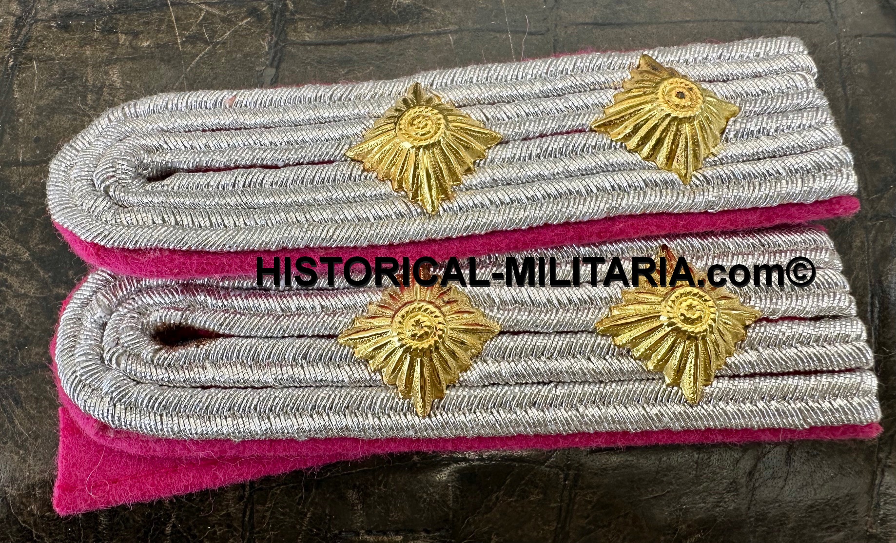 OKH/ OKW Schulterklapen Hauptmann im Generalstab des Heeres - OKH/OKW Captain shiny shoulder boards on carmine High Command of the Armed Forces - Spalline da Capitano Alto Comando delle forze armate OKH/ OKW Schulterklapen Hauptmann im Generalstab des Heeres - OKH/OKW Captain shiny shoulder boards on carmine High Command of the Armed Forces - Spalline da Capitano Alto Comando delle forze armate