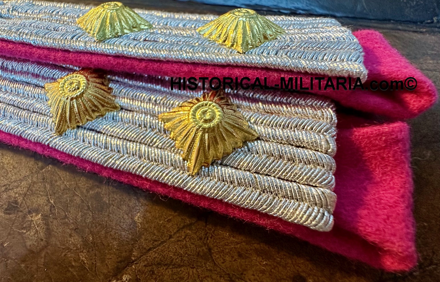 OKH/ OKW Schulterklappen Hauptmann im Generalstab des Heeres - OKH/OKW Captain shiny sew-in shoulder boards on carmine High Command of the Armed Forces - Spalline da Capitano Alto Comando delle forze armate OKH/ OKW Schulterklappen Hauptmann im Generalstab des Heeres - OKH/OKW Captain shiny sew-in shoulder boards on carmine High Command of the Armed Forces - Spalline da Capitano Alto Comando delle forze armate