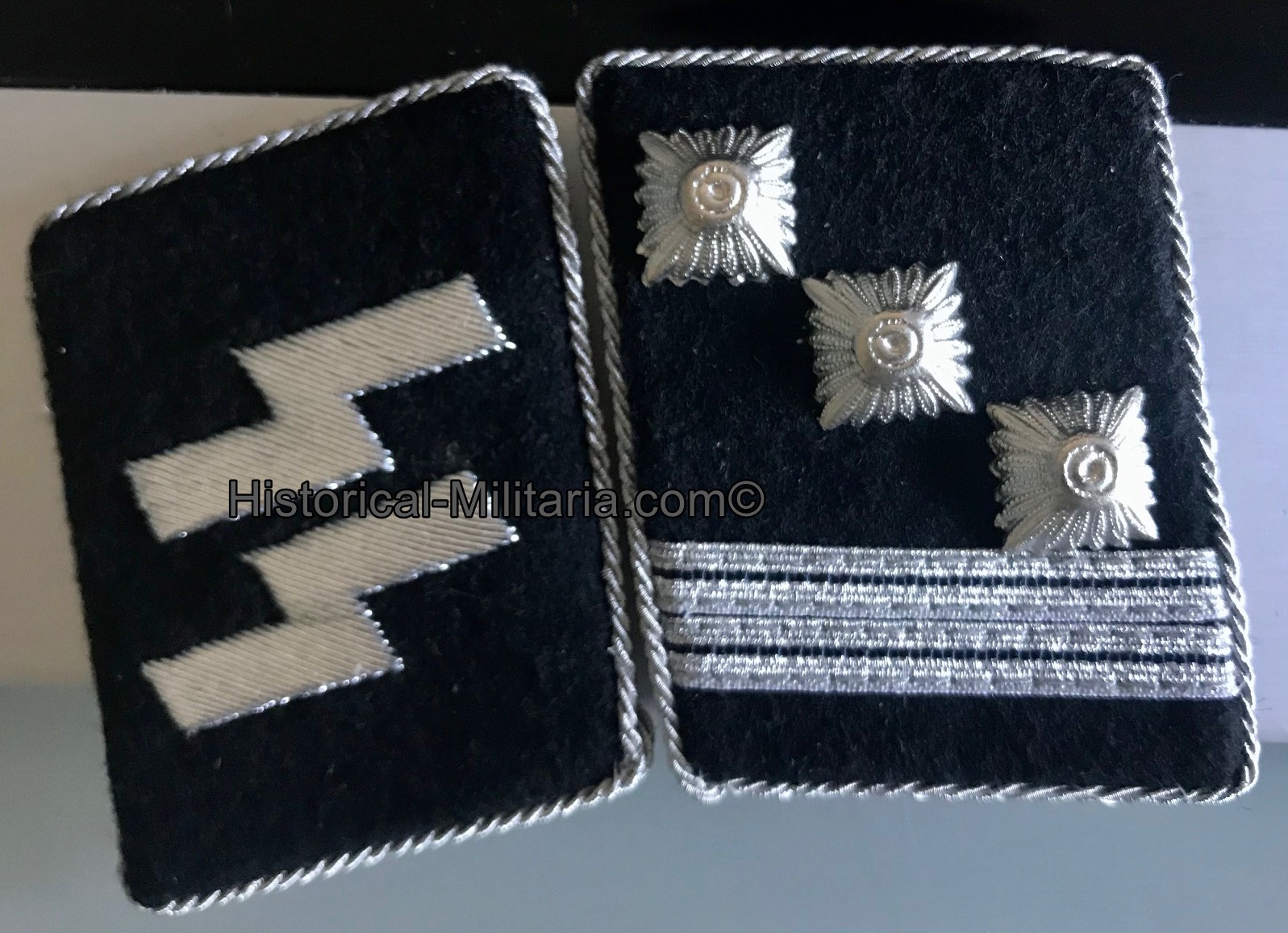 Waffen-SS Sanitätstruppe SS-Hauptsturmführer Schulterklappen Hptstuf SET - Waffen-SS Medical Services SS Captain shoulder boards set - SET da Capitano SS Sanità delle Waffen-SS Waffen-SS Sanitätstruppe SS-Hauptsturmführer Schulterklappen Hptstuf SET - Waffen-SS Medical Services SS Captain shoulder boards set - SET da Capitano SS Sanità delle Waffen-SS