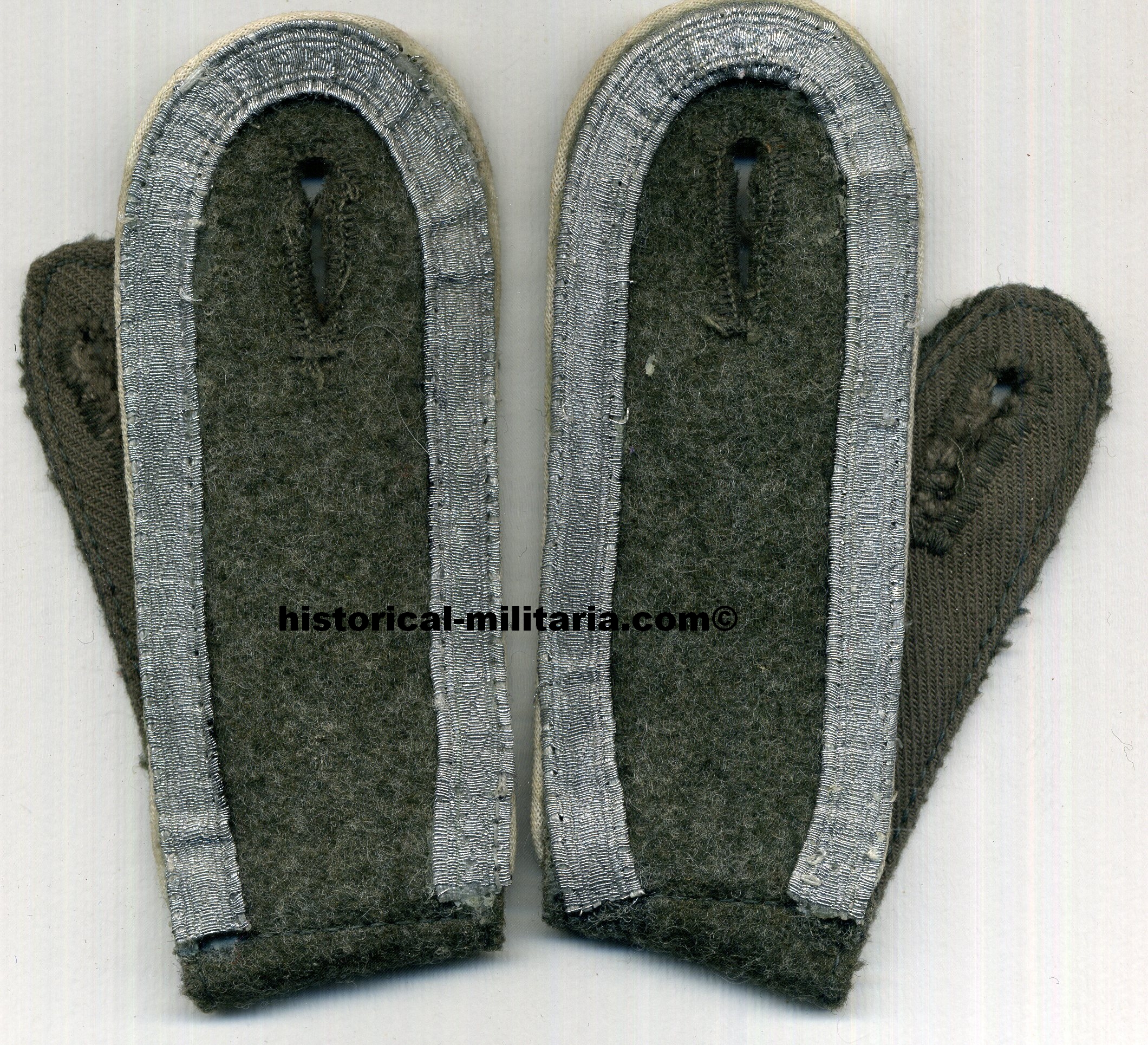 ORIGINAL WH Heer Unteroffizier Schulterklappen der Infanterie - Original German Army Infantry Sergeant shoulder straps - Coppia di spalline originali da Sottufficiale della fanteria dell'esercito tedesco ORIGINAL WH Heer Unteroffizier Schulterklappen der Infanterie - Original German Army Infantry Sergeant shoulder straps - Coppia di spalline originali da Sottufficiale della fanteria dell'esercito tedesco