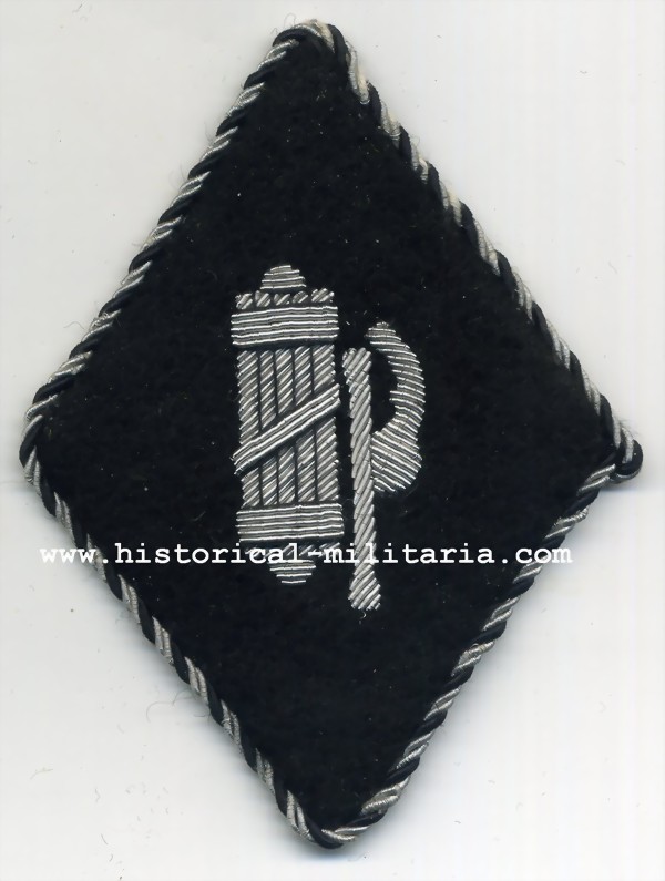 Ärmelraute SS Offizier Liktorenbündel - Italian Officer sleeve diamond Waffen Gren-Div. Italian No. 1 with fasces - Distintivo di specialità da Ufficiale nelle Waffen-SS italiane col fascio littorio Ärmelraute SS Offizier Liktorenbündel - Italian Officer sleeve diamond Waffen Gren-Div. Italian No. 1 with fasces - Distintivo di specialità da Ufficiale nelle Waffen-SS italiane col fascio littorio