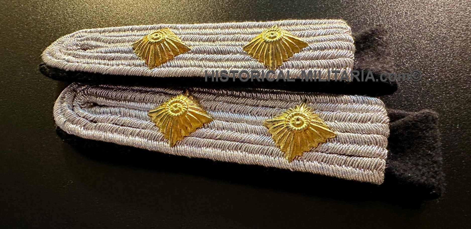 Kriegsmarine Kapitänleutnant Hauptmann Schulterklappen glänzend - Kriegsmarine Captain shiny sew-in shoulder boards deep dark blue - Kriegsmarine spalline da Capitano Tenente di vascelo panno blu scuro Kriegsmarine Kapitänleutnant Hauptmann Schulterklappen glänzend - Kriegsmarine Captain shiny sew-in shoulder boards deep dark blue - Kriegsmarine spalline da Capitano Tenente di vascelo panno blu scuro