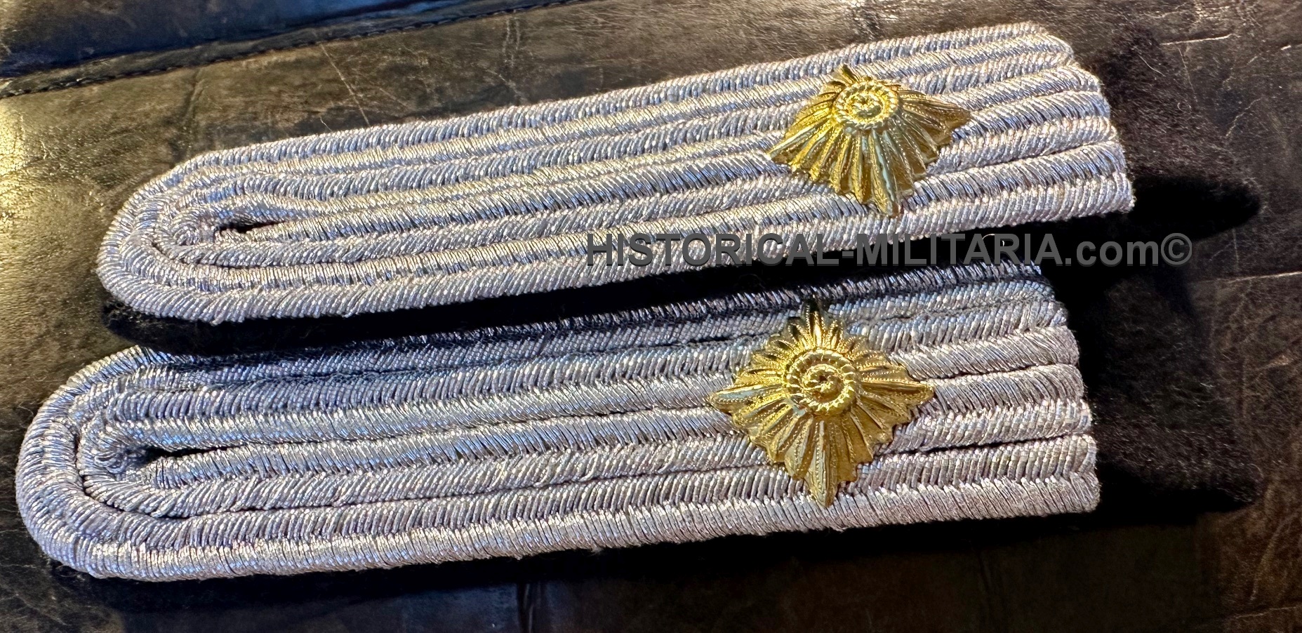 Kriegsmarine Oberleutnant zur See Schulterklappen glänzend - Kriegsmarine 1st Lieutenant shiny sew-in shoulder boards deep dark blue - Kriegsmarine spalline da Tenente di vascello panno blu scuro Kriegsmarine Oberleutnant zur See Schulterklappen glänzend - Kriegsmarine 1st Lieutenant shiny sew-in shoulder boards deep dark blue - Kriegsmarine spalline da Tenente di vascello panno blu scuro