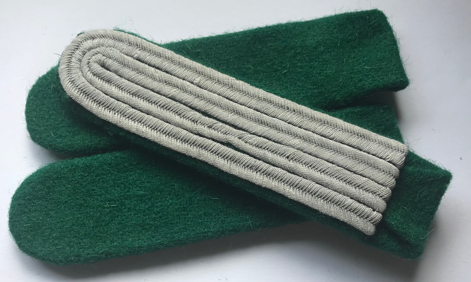 Wehrmacht Leutnant Schulterklappen grün Jägertruppe einnähen - German Army 2nd Lieutenant sew-in shoulder boards on green Mountain troops - spalline da Sottotenente dell'esercito tedesco Jager ciacciatori da cucire Wehrmacht Leutnant Schulterklappen grün Jägertruppe einnähen - German Army 2nd Lieutenant sew-in shoulder boards on green Mountain troops - spalline da Sottotenente dell'esercito tedesco Jager ciacciatori da cucire