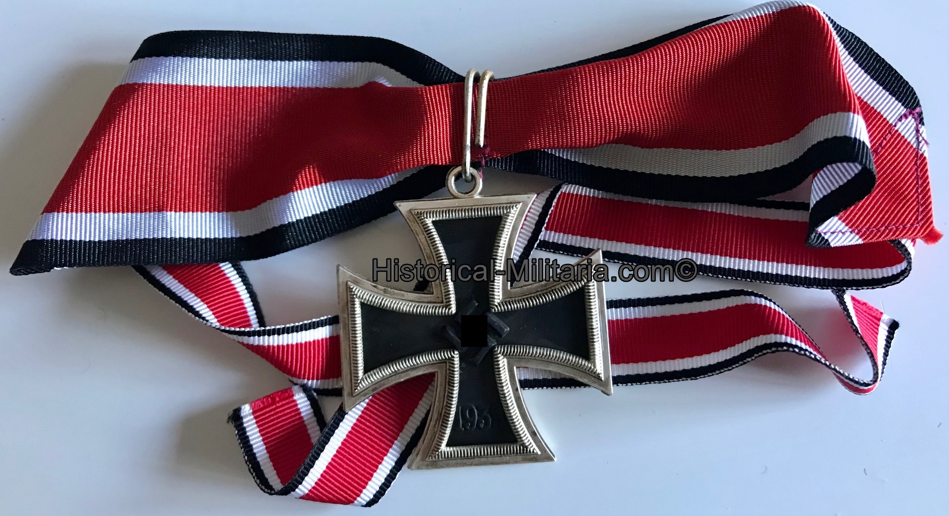 MAGNETISCH Ritterkreuz des Eisernen Kreuzes 1939 3-teilig gealtert am Kragenband - Aged MAGNETIC 3 Piece Knight's Cross of the Iron Cross +neckband- Croce di Cavaliere della Croce di Ferro 3 parti MAGNETICO +nastrino MAGNETISCH Ritterkreuz des Eisernen Kreuzes 1939 3-teilig gealtert am Kragenband - Aged MAGNETIC 3 Piece Knight's Cross of the Iron Cross +neckband- Croce di Cavaliere della Croce di Ferro 3 parti MAGNETICO +nastrino