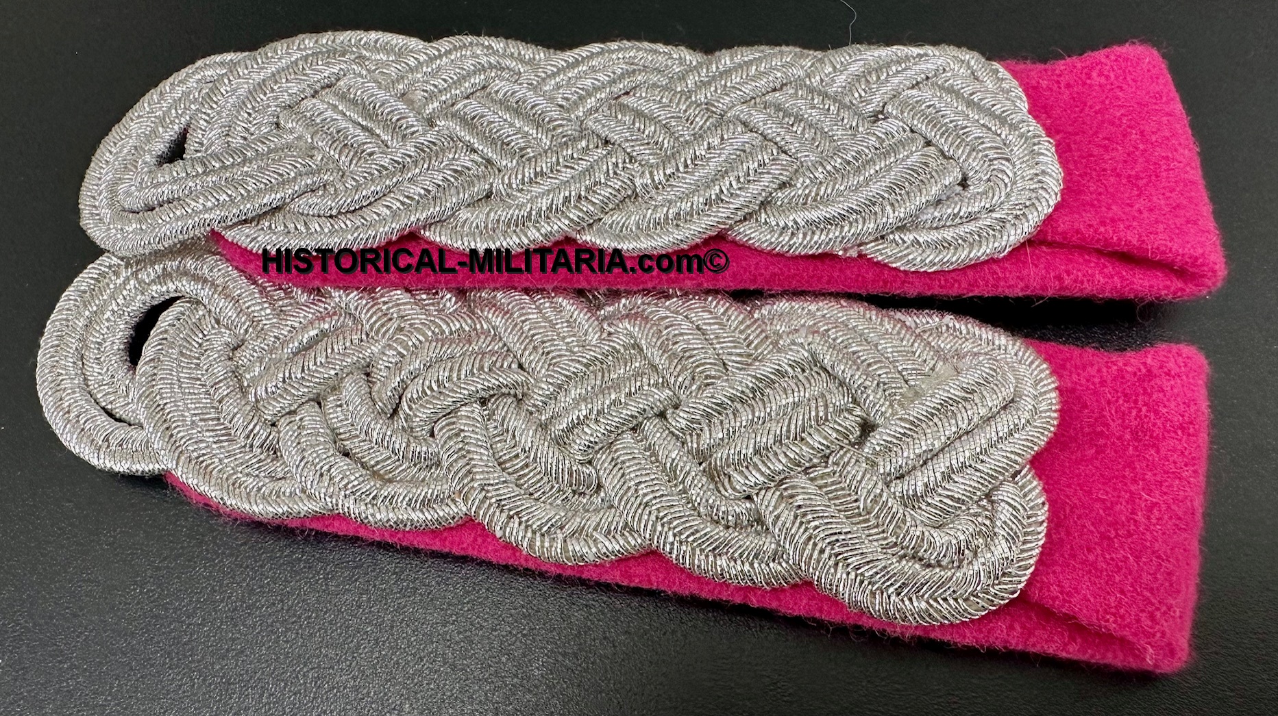 OKH/ OKW Schulterklappen Major im Generalstab des Heeres - Major shiny sew-in shoulder boards on carmine High Command of the Armed Forces - Spalline da Maggiore Alto Comando delle forze armate OKH/ OKW Schulterklappen Major im Generalstab des Heeres - Major shiny sew-in shoulder boards on carmine High Command of the Armed Forces - Spalline da Maggiore Alto Comando delle forze armate
