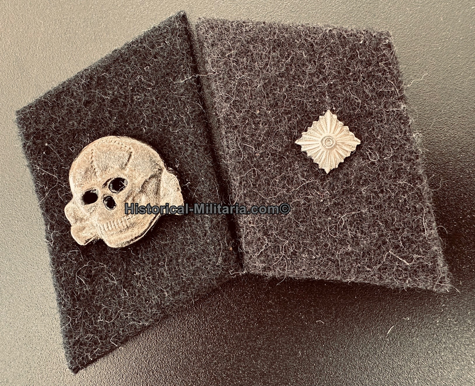 SS-Division Totenkopf - 3. SS-Panzer-Division " Totenkopf " SS-Unterscharführer Kragenspiegel - SS-Totenkopf Sergeant vertical collar tabs - Mostrine da Sergente della Divisione SS-Totenkopf tedesca SS-Division Totenkopf - 3. SS-Panzer-Division " Totenkopf " SS-Unterscharführer Kragenspiegel - SS-Totenkopf Sergeant vertical collar tabs - Mostrine da Sergente della Divisione SS-Totenkopf tedesca
