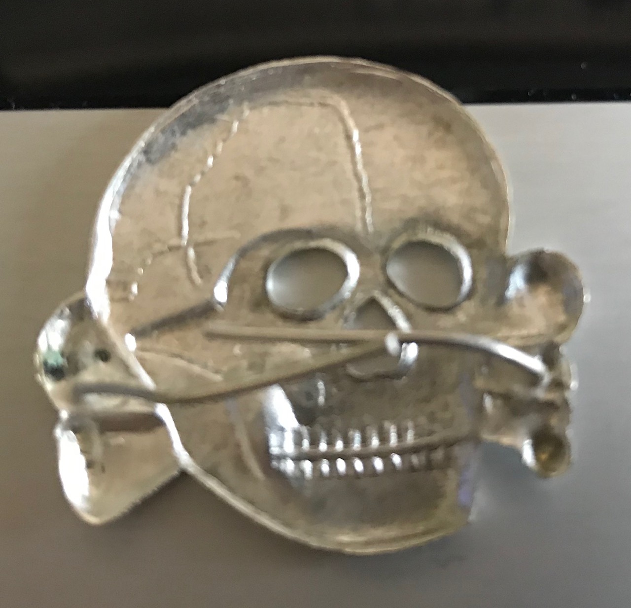 Waffen-SS Officer visor cap eagle set metal: SS eagle with skull in elegant shiny silver - Waffen-SS Unteroffizier Offizier Mützenset glänzend - Fregi da berretto Sottufficiale Ufficiale Waffen-SS Aquila +teschio SS Waffen-SS Officer visor cap eagle set metal: SS eagle with skull in elegant shiny silver - Waffen-SS Unteroffizier Offizier Mützenset glänzend - Fregi da berretto Sottufficiale Ufficiale Waffen-SS Aquila +teschio SS