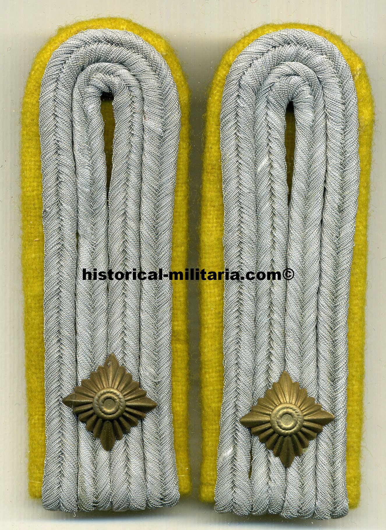 WH Nachrichten Schulterklapppen OBERLEUTNANT zitronengelb - Army Signals 1st Lieutenant shoulder boards lemon yellow+ aged pips - spalline trasmissioni da Tenente Heer - 1 pair left on stock WH Nachrichten Schulterklapppen OBERLEUTNANT zitronengelb - Army Signals 1st Lieutenant shoulder boards lemon yellow+ aged pips - spalline trasmissioni da Tenente Heer - 1 pair left on stock