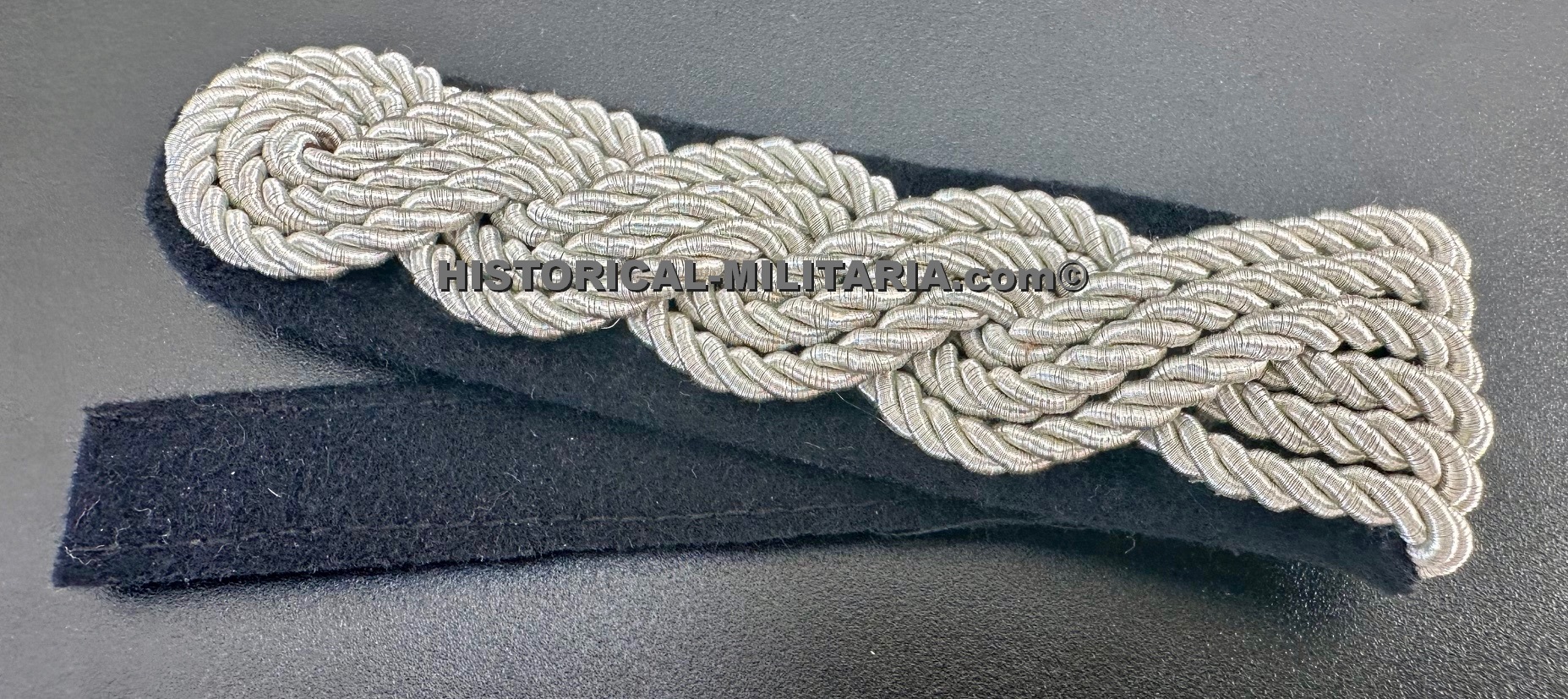 Allgemeine-SS - SS-VT 1 slip-on shoulder board worn by ranks of SS-Standartenführer through SS-Oberführer and later by SS-Sturmbannführer through SS-Standartenführer - 1 Achselstück mit Schlaufe - 1 spallina Allgemeine-SS SS-VT Allgemeine-SS - SS-VT 1 slip-on shoulder board worn by ranks of SS-Standartenführer through SS-Oberführer and later by SS-Sturmbannführer through SS-Standartenführer - 1 Achselstück mit Schlaufe - 1 spallina Allgemeine-SS SS-VT