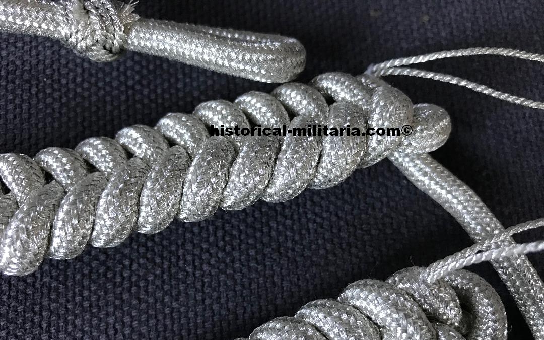Fangschnur für Offiziere Achselschnur in silbernem Celleonfaden - Aiguillette for German Officers in silver celleon threads - Cordone da Parata per gli Ufficiali tedeschi Fangschnur für Offiziere Achselschnur in silbernem Celleonfaden - Aiguillette for German Officers in silver celleon threads - Cordone da Parata per gli Ufficiali tedeschi