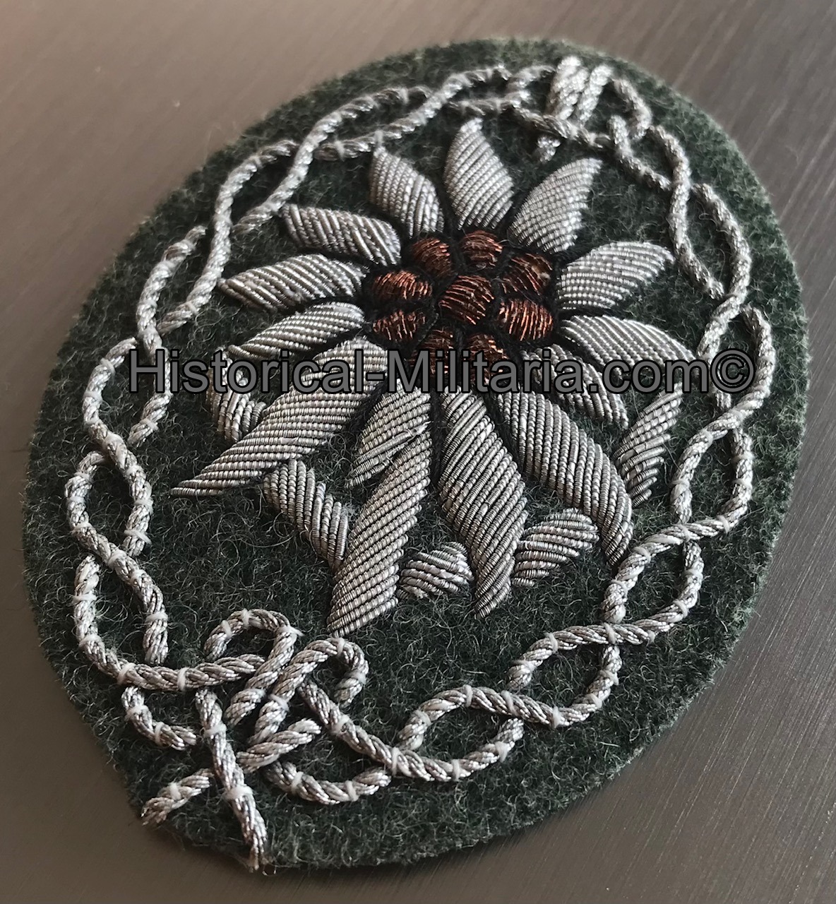 Wehrmacht Offizier EDELWEISS Ärmelabzeichen Gebirgstruppen - German Army Mountain Troops Edelweiss arm patch on fieldgrey - Edelweiss da braccio cacciatore di montagna da Ufficiale Heer feldgrau Wehrmacht Offizier EDELWEISS Ärmelabzeichen Gebirgstruppen - German Army Mountain Troops Edelweiss arm patch on fieldgrey - Edelweiss da braccio cacciatore di montagna da Ufficiale Heer feldgrau