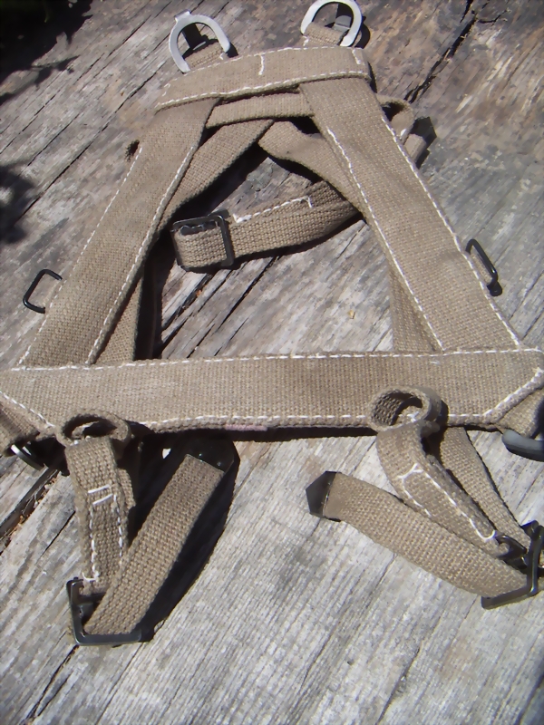 Wehrmacht Gurtbandtragegerüst in olivegrün - German Army Battle Pack in olive green - L'intelaiatura trapezoidale dell'esercito tedesco Wehrmacht Gurtbandtragegerüst in olivegrün - German Army Battle Pack in olive green - L'intelaiatura trapezoidale dell'esercito tedesco