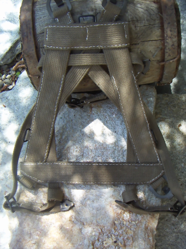 Wehrmacht Gurtbandtragegerüst in olivegrün - German Army Battle Pack in olive green - L'intelaiatura trapezoidale dell'esercito tedesco Wehrmacht Gurtbandtragegerüst in olivegrün - German Army Battle Pack in olive green - L'intelaiatura trapezoidale dell'esercito tedesco
