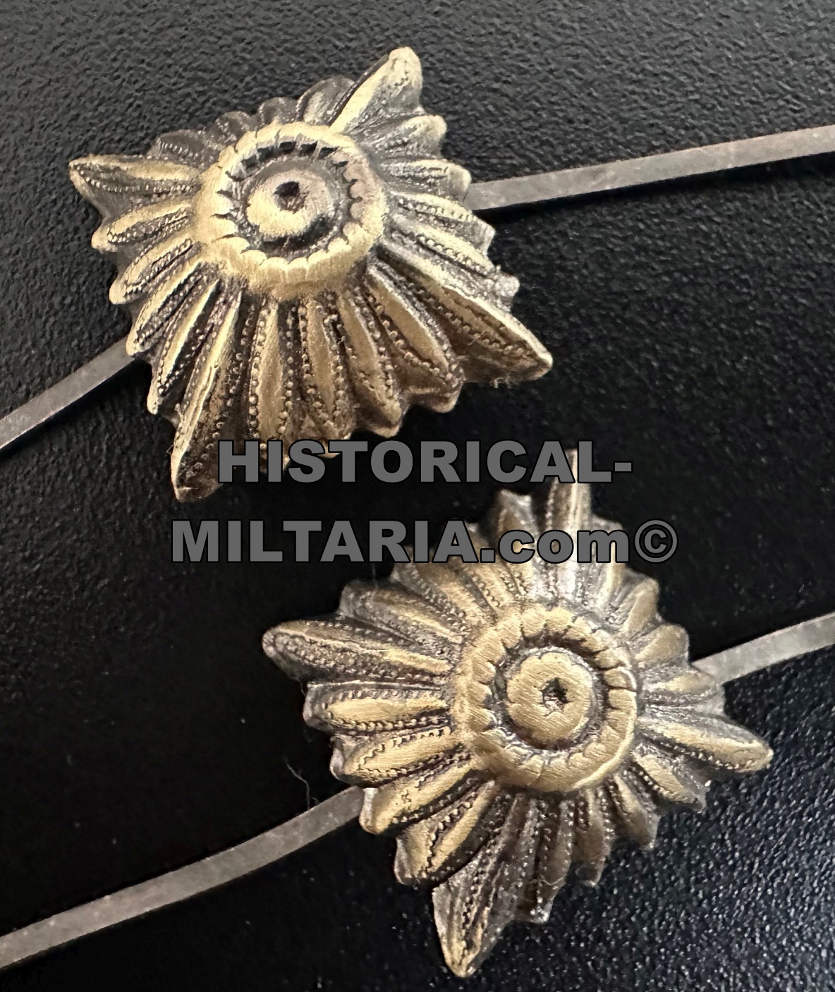 2 pieces golden bronze old looking rank pips for shoulder boards each side 17 mm - diameter 23mm - 2 Stück Rangsterne Schulterklappen bronze - n2 stelline per spalline da Ufficiale oro-bronzo 2 pieces golden bronze old looking rank pips for shoulder boards each side 17 mm - diameter 23mm - 2 Stück Rangsterne Schulterklappen bronze - n2 stelline per spalline da Ufficiale oro-bronzo