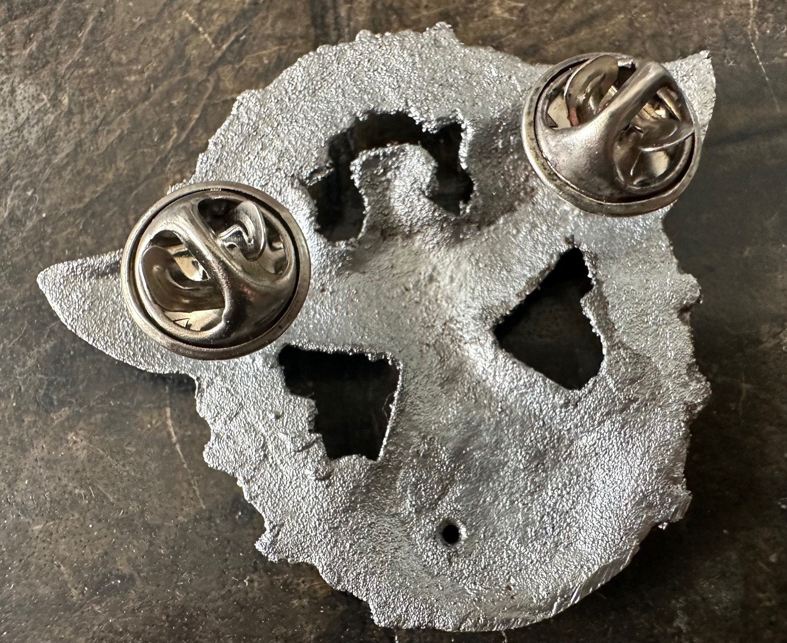 Wehrmacht EM/ NCO police metal cap badge manually darkened - Mützenabzeichen der Polizei in Metall grau gealtert - Fregio da berretto della polizia tedesca invecchiato Wehrmacht EM/ NCO police metal cap badge manually darkened - Mützenabzeichen der Polizei in Metall grau gealtert - Fregio da berretto della polizia tedesca invecchiato