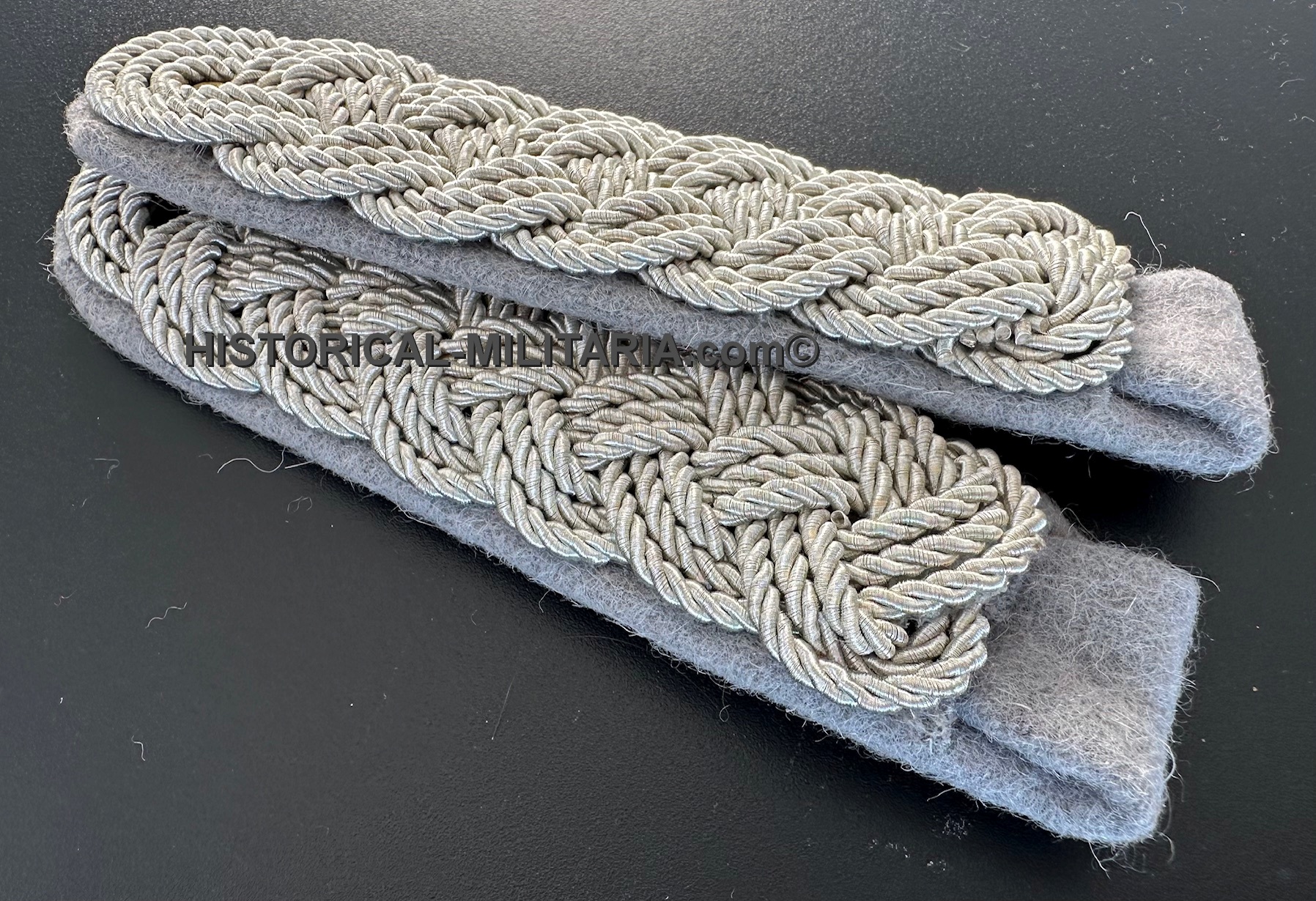 SA Schulterstücke der Fußstandarte SA-Sturmbannführer bis SA-Standartenführer auf grau - SA Foot Officer sew-in shoulder boards on grey - Spalline delle SA da Ufficiale su panno grigio SA Schulterstücke der Fußstandarte SA-Sturmbannführer bis SA-Standartenführer auf grau - SA Foot Officer sew-in shoulder boards on grey - Spalline delle SA da Ufficiale su panno grigio