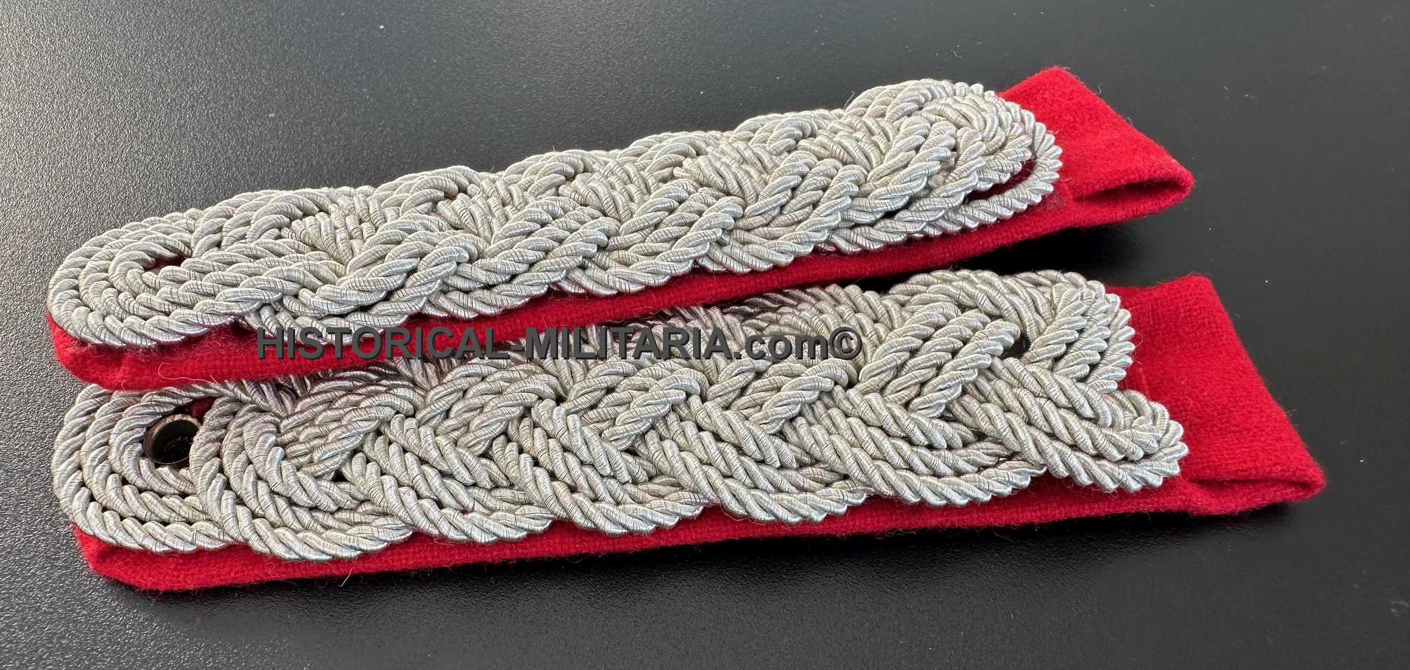 Gruppenstab SA Schulterstücke SA-Sturmbannführer bis SA-Standartenführer auf rot - Group SA Officer sew-in shoulder boards on red - Gruppo SA spalline delle SA da Ufficiale su panno rosso Gruppenstab SA Schulterstücke SA-Sturmbannführer bis SA-Standartenführer auf rot - Group SA Officer sew-in shoulder boards on red - Gruppo SA spalline delle SA da Ufficiale su panno rosso