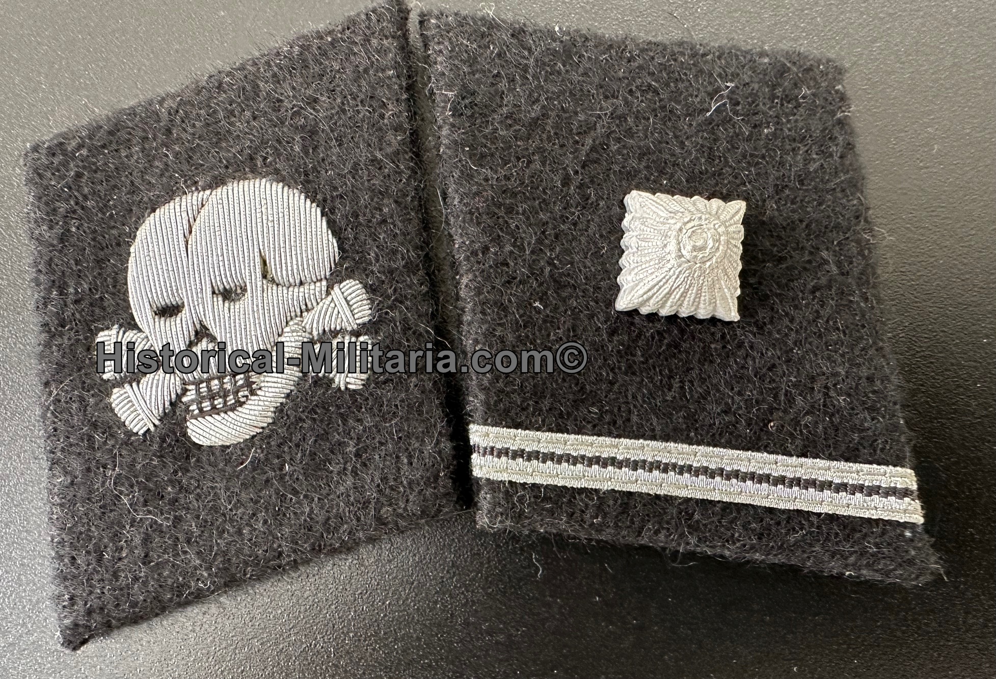 SS-Division Totenkopf - 3. SS-Panzer-Division " Totenkopf " SS-Scharführer Kragenspiegel - SS-Totenkopf Staff Sergeant vertical collar tabs - Mostrine da Sergente Maggiore della Divisione SS-Totenkopf SS-Division Totenkopf - 3. SS-Panzer-Division " Totenkopf " SS-Scharführer Kragenspiegel - SS-Totenkopf Staff Sergeant vertical collar tabs - Mostrine da Sergente Maggiore della Divisione SS-Totenkopf